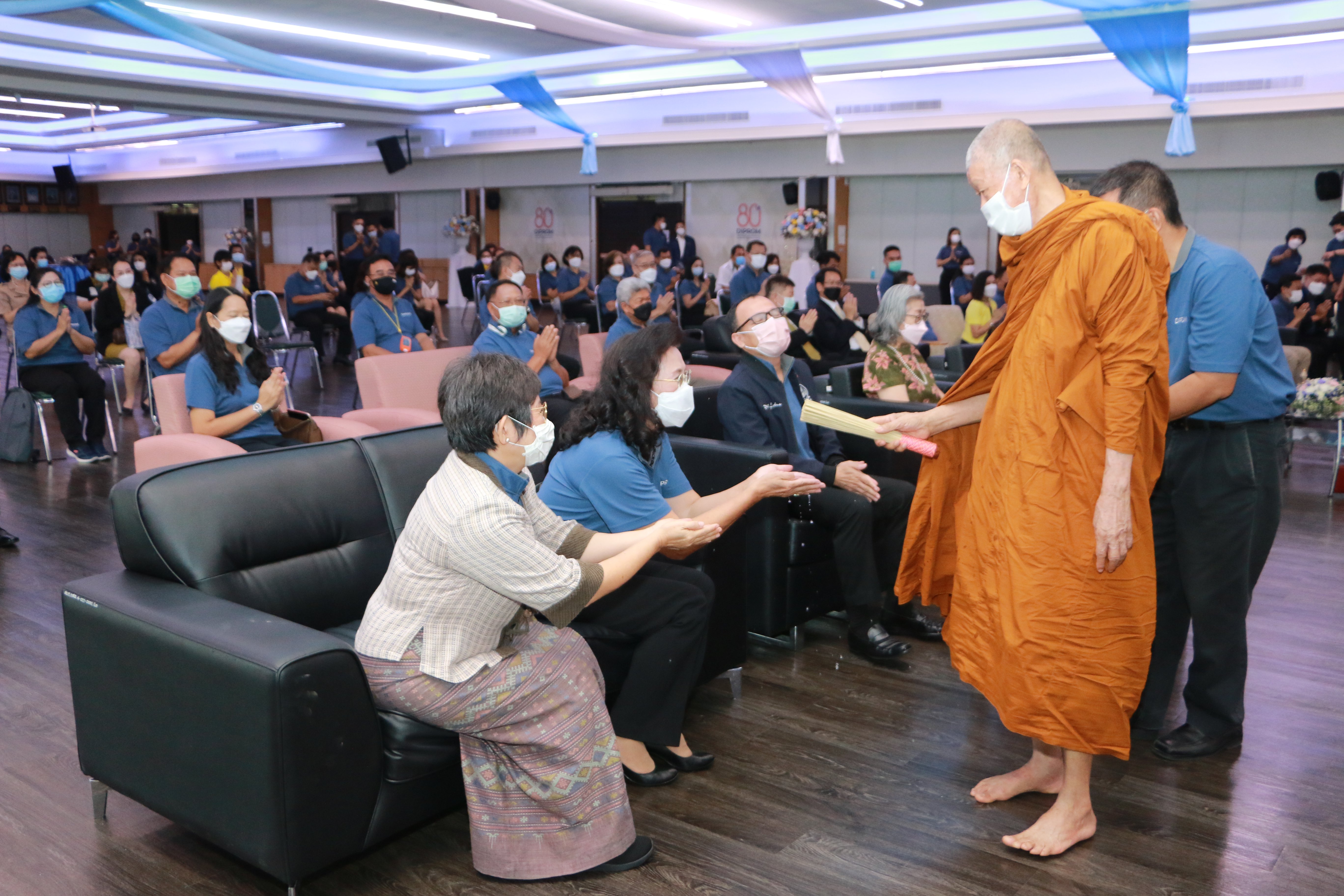 “ดีพร้อม” นำพลพรรคทำบุญเลี้ยงพระ เนื่องในโอกาสครบรอบ 80 ปี ดีพร้อม