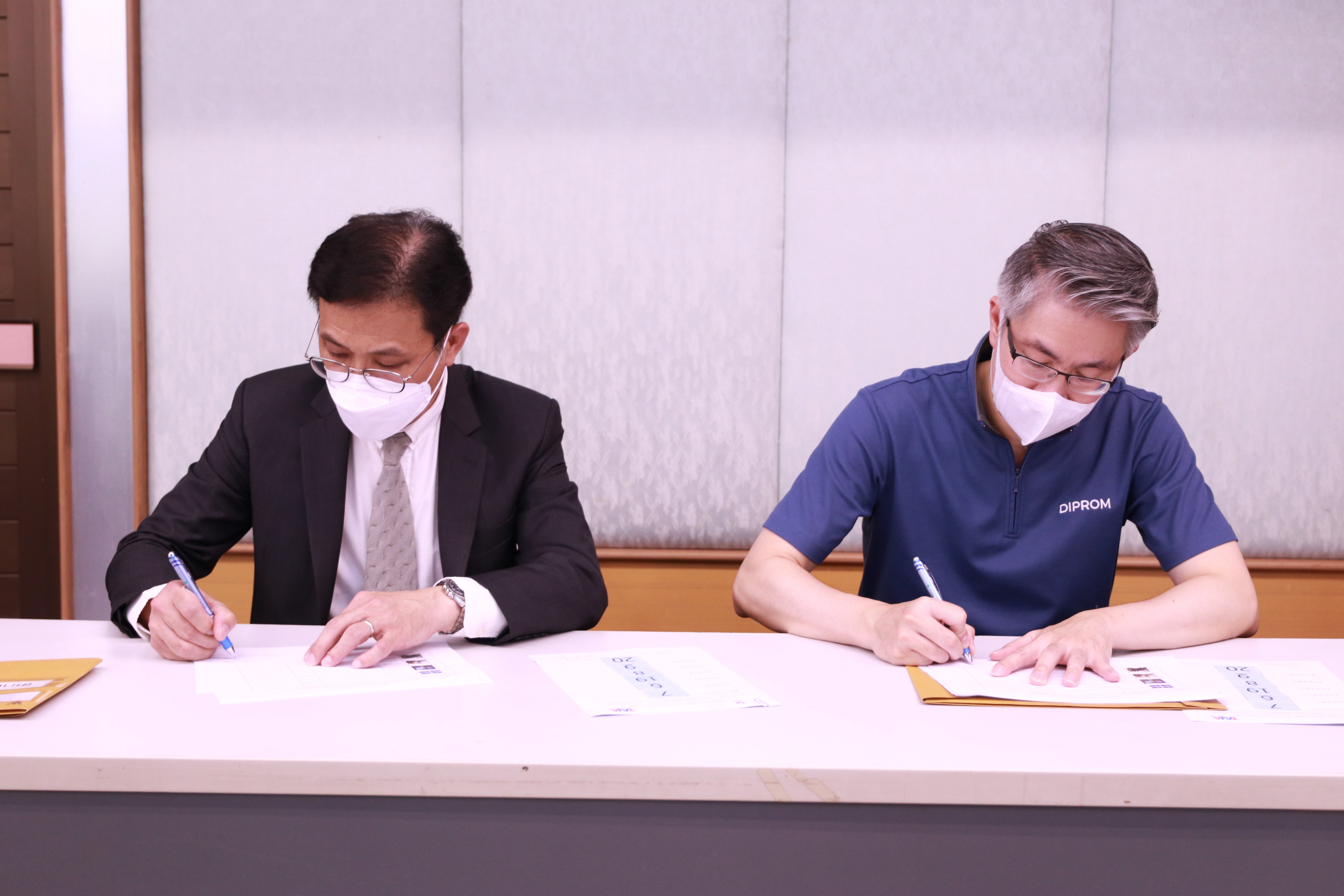 ดีพร้อม จับมือ บ.โตโยต้า และสมาคมยานยนต์ฯ จับรางวัล Toyota Hilux Revo และ รถจักรยานยนต์ มอบให้ผู้ร่วมงาน DIPROM MOTOR SHOW 2022
