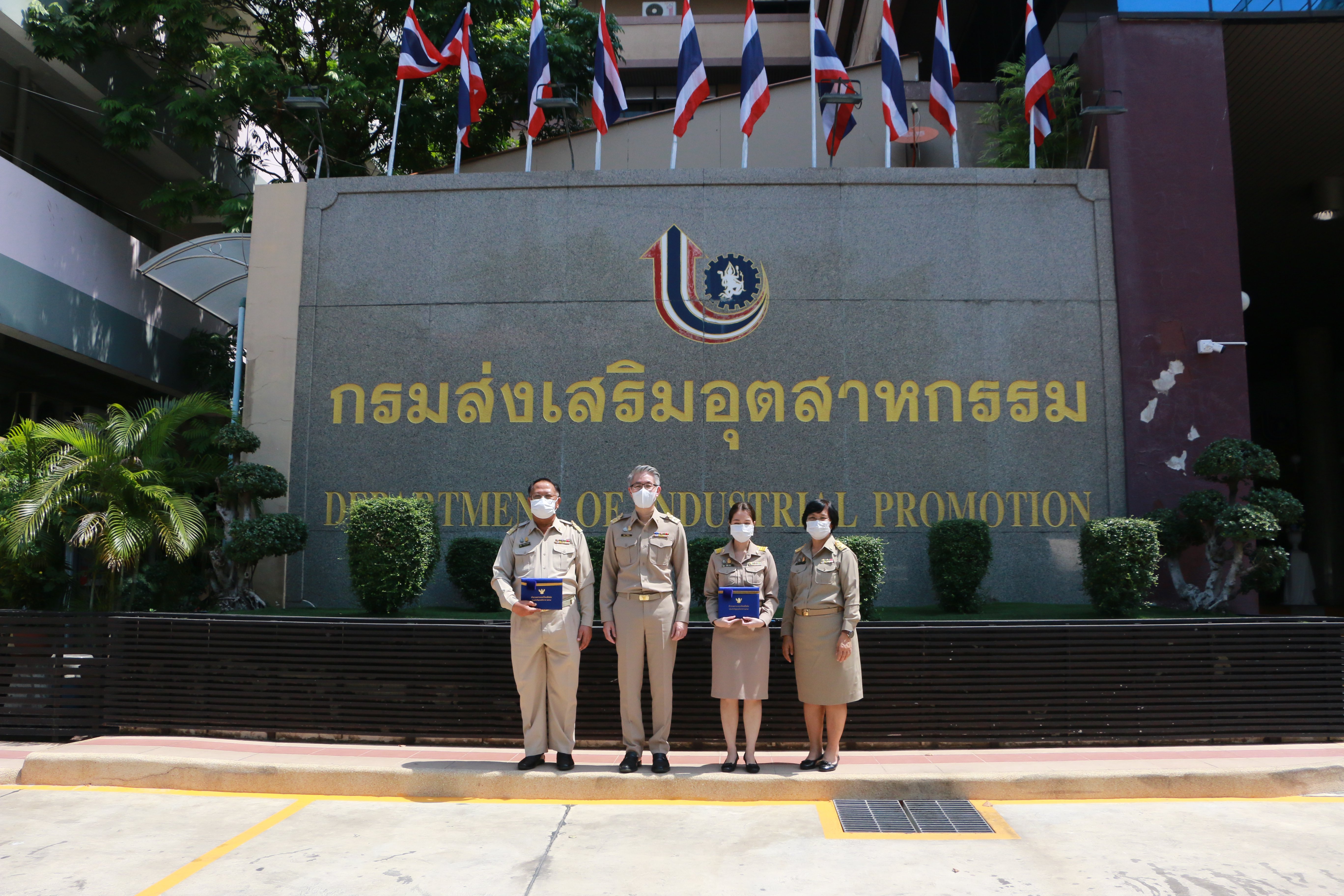 “อธิบดีณัฐพล” ร่วมพิธีมอบเกียรติบัตร และเข็มเชิดชูเกียรติให้แก่ข้าราชการพลเรือนดีเด่นของกระทรวงอุตสาหกรรม ประจำปี 2564