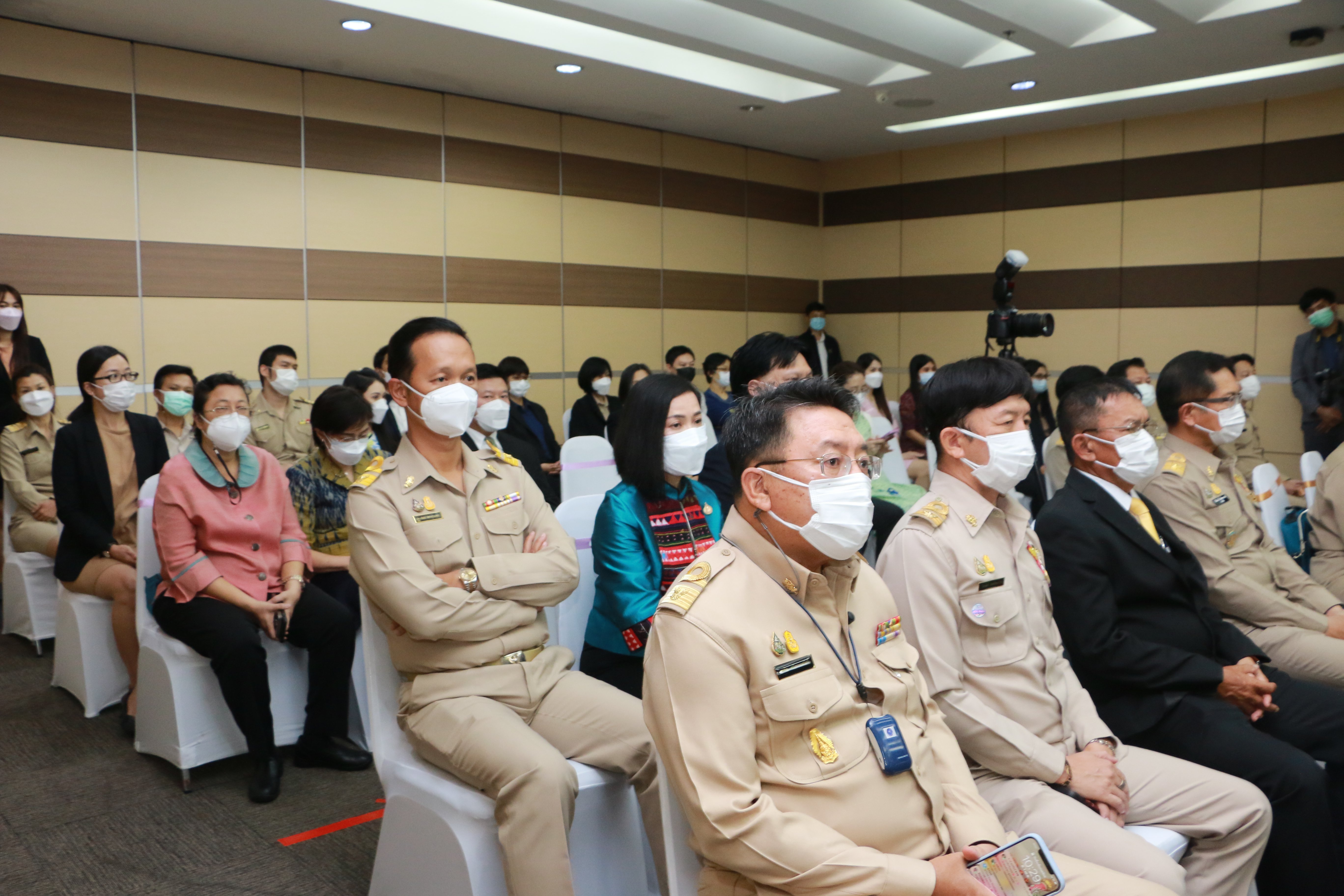 “อธิบดีณัฐพล” ร่วมพิธีมอบเกียรติบัตร และเข็มเชิดชูเกียรติให้แก่ข้าราชการพลเรือนดีเด่นของกระทรวงอุตสาหกรรม ประจำปี 2564