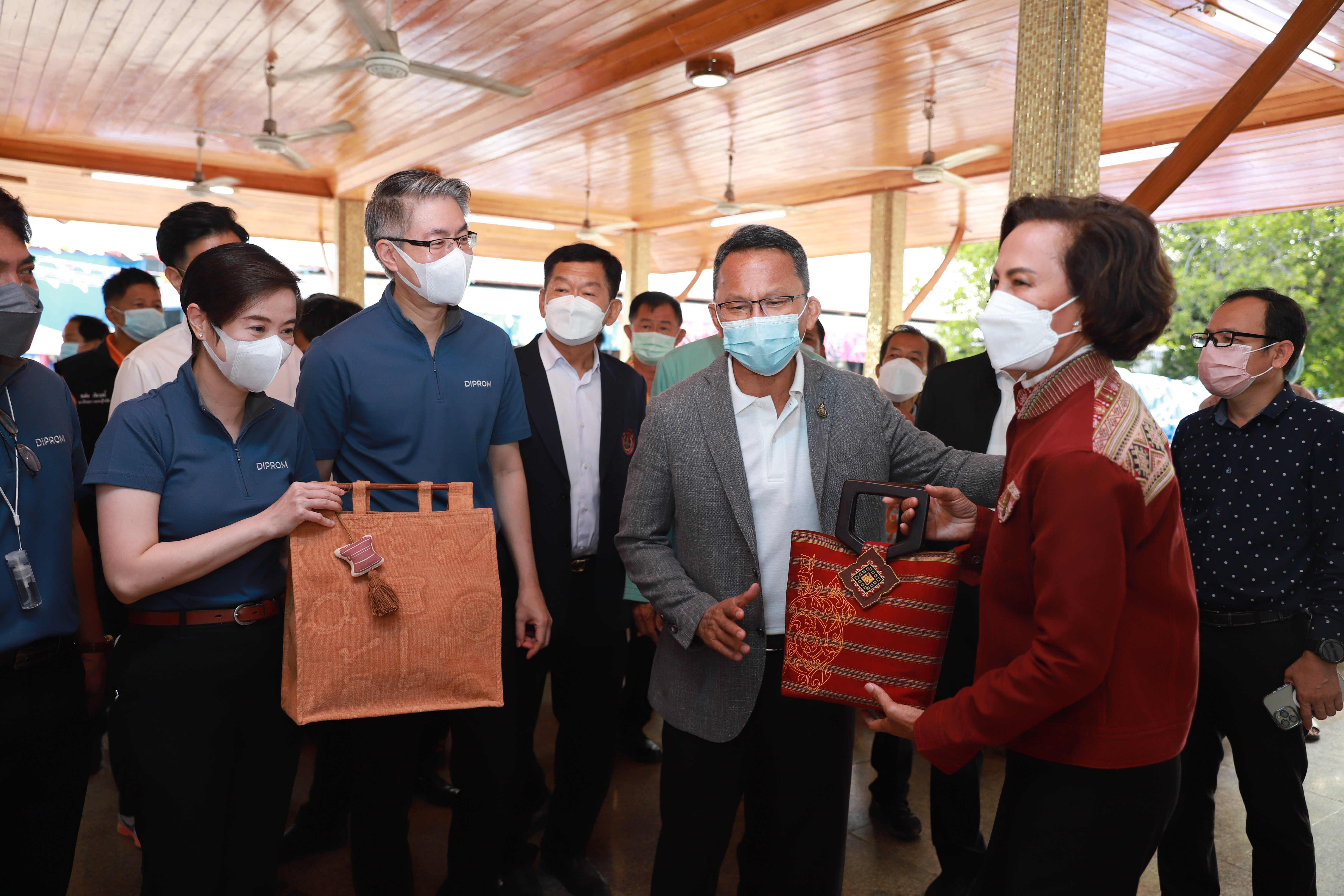 “ดีพร้อม” ลงพื้นที่สุโขทัย เดินหน้านโยบาย “ดีพร้อมแคร์” ปักธงยกระดับฐานรากและสินค้าชุมชน มุ่งคืนรายได้สู่ท้องถิ่น
