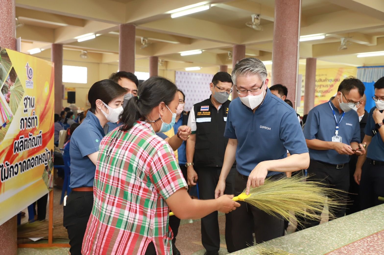 “อธิบดีณัฐพล” ลงพื้นที่เมืองชาละวัน หนุนสร้างอาชีพให้ชุมชน รองรับแรงงานกลับถิ่น พร้อมชูผลิตภัณฑ์ GI และต้นแบบหมู่บ้าน DIPROM CIV ตั้งเป้าดันเศรษฐกิจฐานรากเต็มสูบ