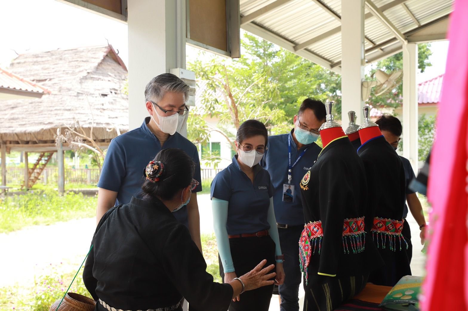 ดีพร้อม โชว์ผลสำเร็จพัฒนาผลิตภัณฑ์อย่างสร้างสรรค์ พร้อมชูบ้านมอญสุดยอดเครื่องปั้นดินเผา