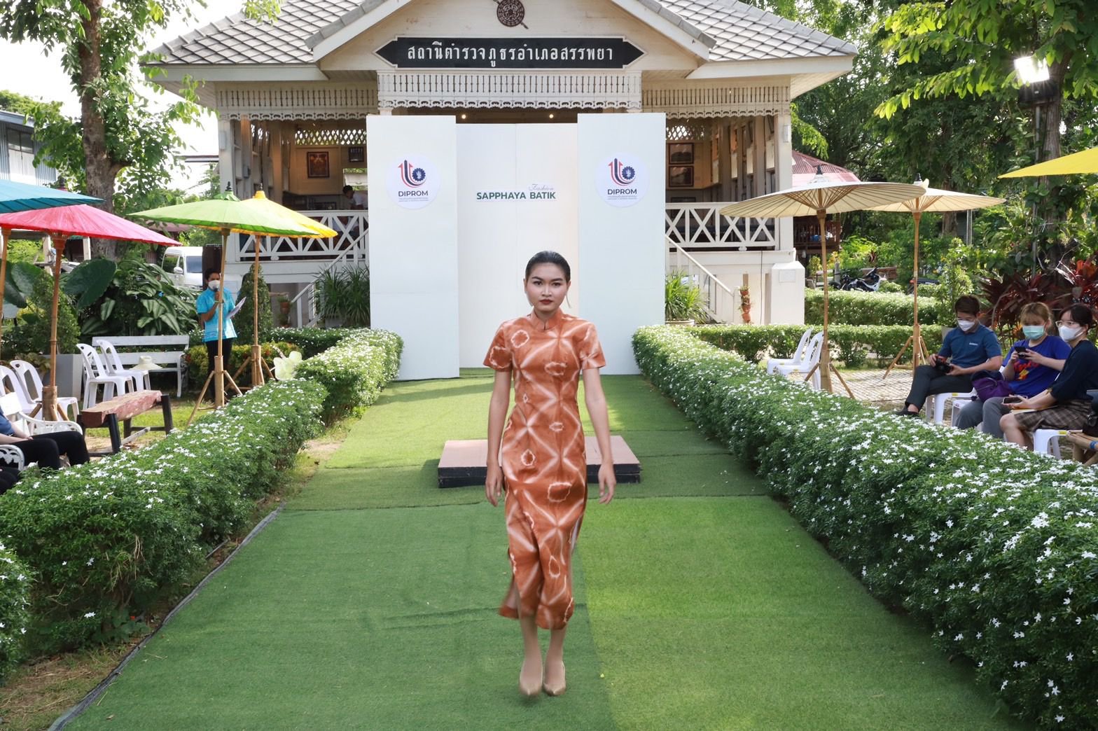 “อธิบดีณัฐพล” นำคณะสื่อมวลชน ลงพื้นที่เยี่ยมชมต้นแบบชุมชนสร้างสรรค์แบรนด์จากอัตลักษณ์พื้นถิ่น พร้อมเยี่ยมชมการสาธิตโดรนเพื่อการเกษตรอุตสาหกรรม 