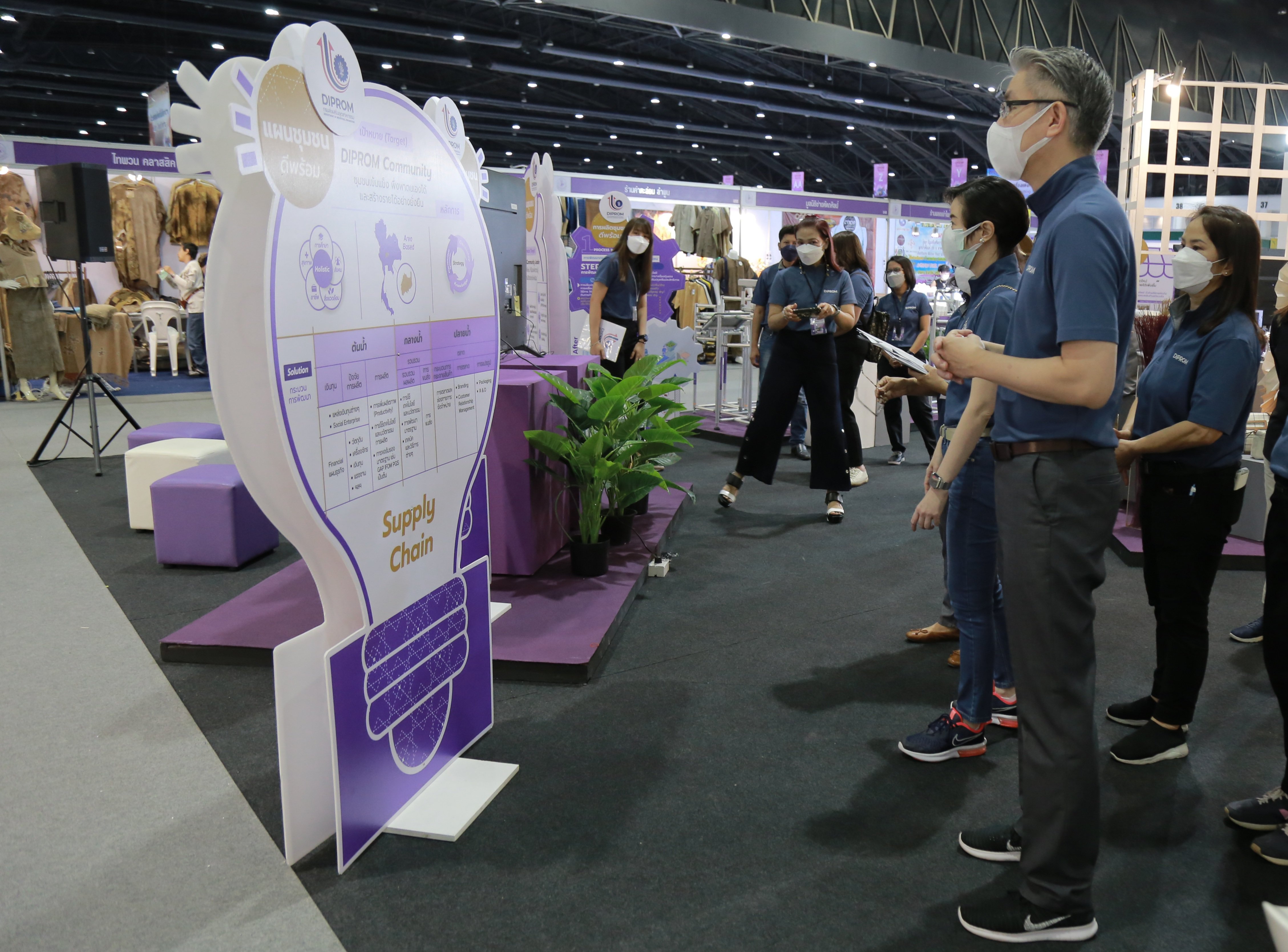 "อธิบดีณัฐพล” สั่งการ ดีพร้อม ชง “ชุมชน DIPROM” โชว์ฝีมือในงาน OTOP Midyear 2022 เต็มที่ในพิธีเปิดพรุ่งนี้ ผนึกกำลัง คนชุมชนดีพร้อม 52 ราย เข้าทดสอบตลาดอิมแพค เมืองทองธานี หวังสร้างรายได้ กระตุ้นเศรษฐกิจชุมชนฐานราก