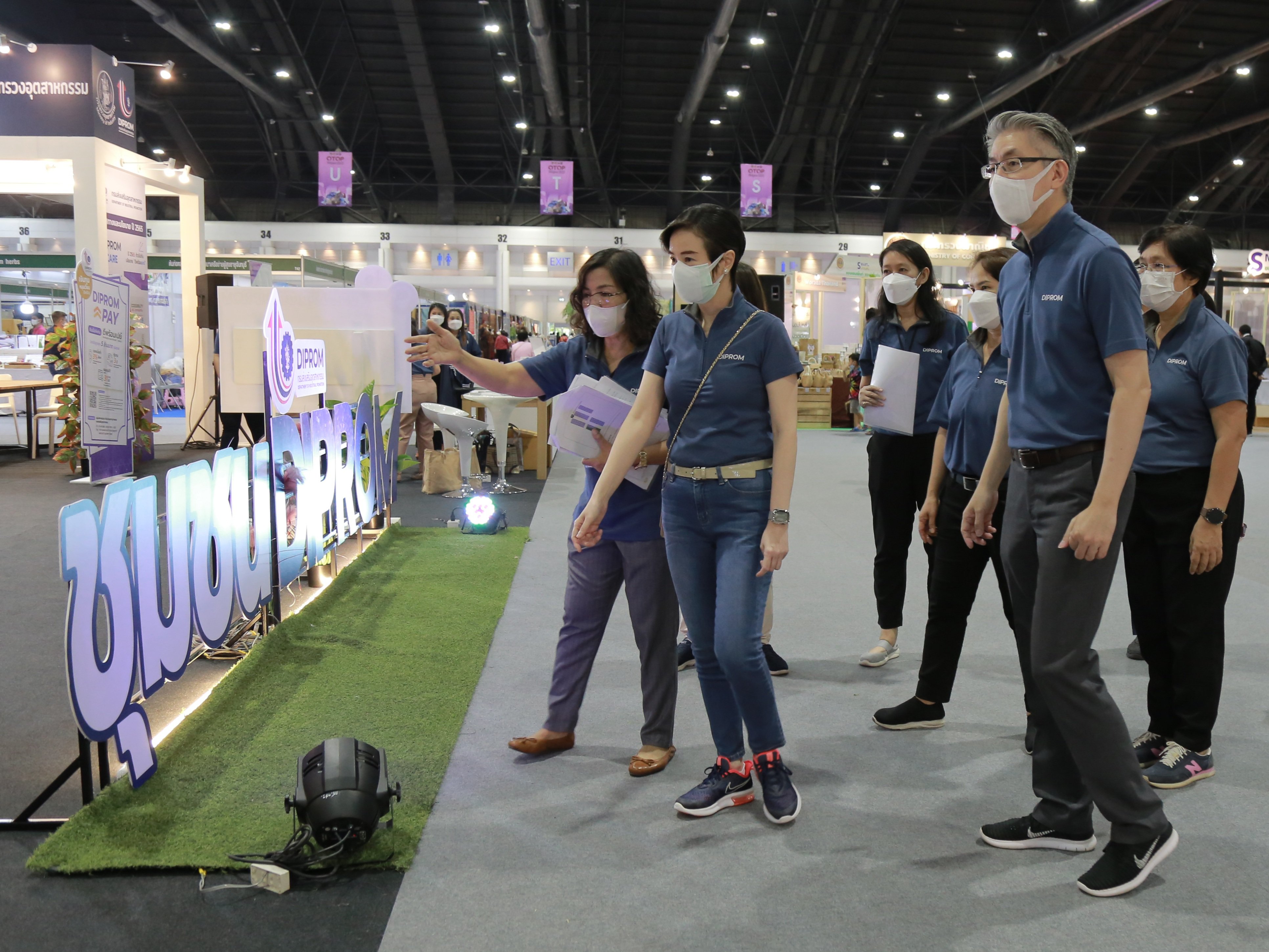 "อธิบดีณัฐพล” สั่งการ ดีพร้อม ชง “ชุมชน DIPROM” โชว์ฝีมือในงาน OTOP Midyear 2022 เต็มที่ในพิธีเปิดพรุ่งนี้ ผนึกกำลัง คนชุมชนดีพร้อม 52 ราย เข้าทดสอบตลาดอิมแพค เมืองทองธานี หวังสร้างรายได้ กระตุ้นเศรษฐกิจชุมชนฐานราก