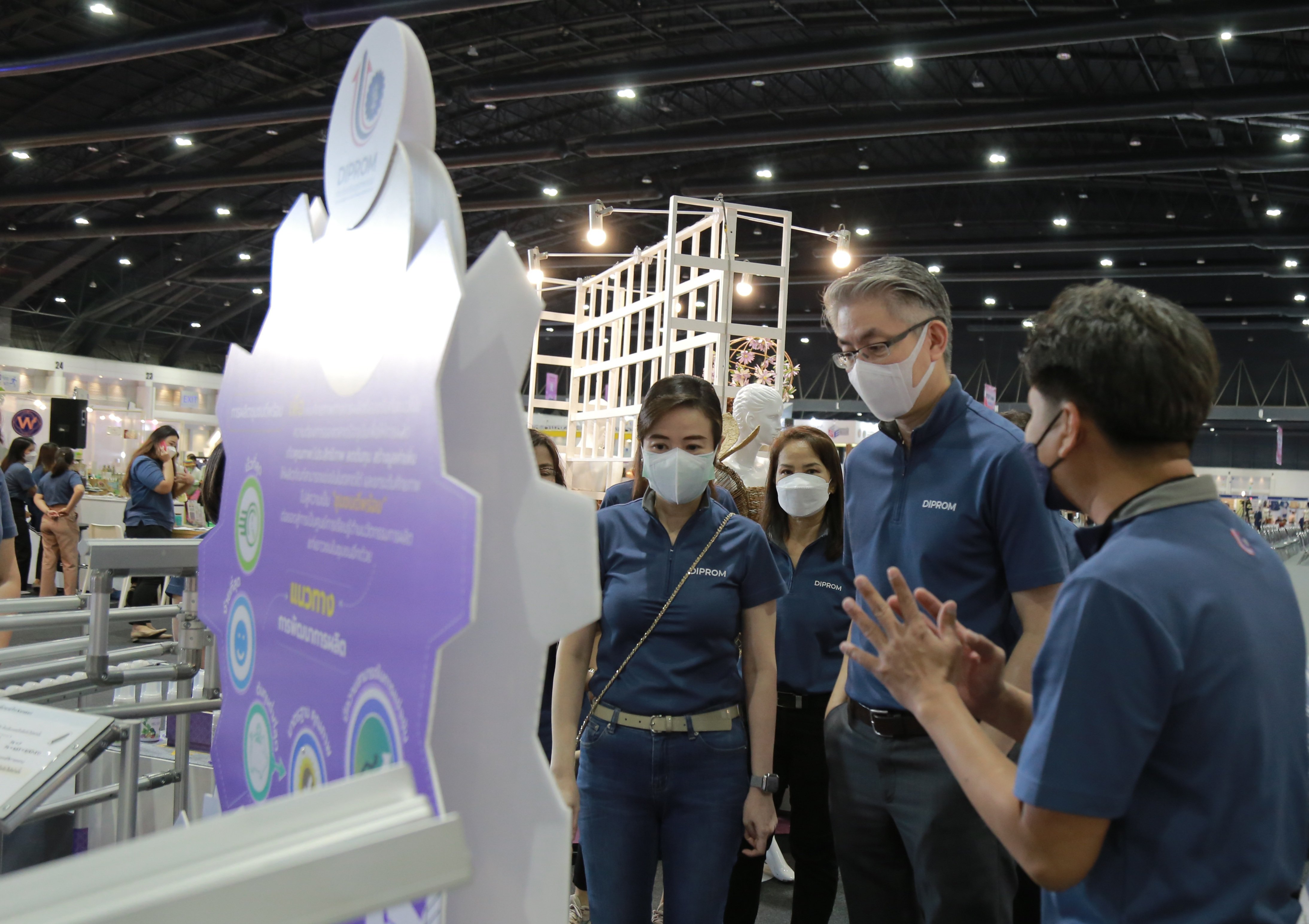 "อธิบดีณัฐพล” สั่งการ ดีพร้อม ชง “ชุมชน DIPROM” โชว์ฝีมือในงาน OTOP Midyear 2022 เต็มที่ในพิธีเปิดพรุ่งนี้ ผนึกกำลัง คนชุมชนดีพร้อม 52 ราย เข้าทดสอบตลาดอิมแพค เมืองทองธานี หวังสร้างรายได้ กระตุ้นเศรษฐกิจชุมชนฐานราก