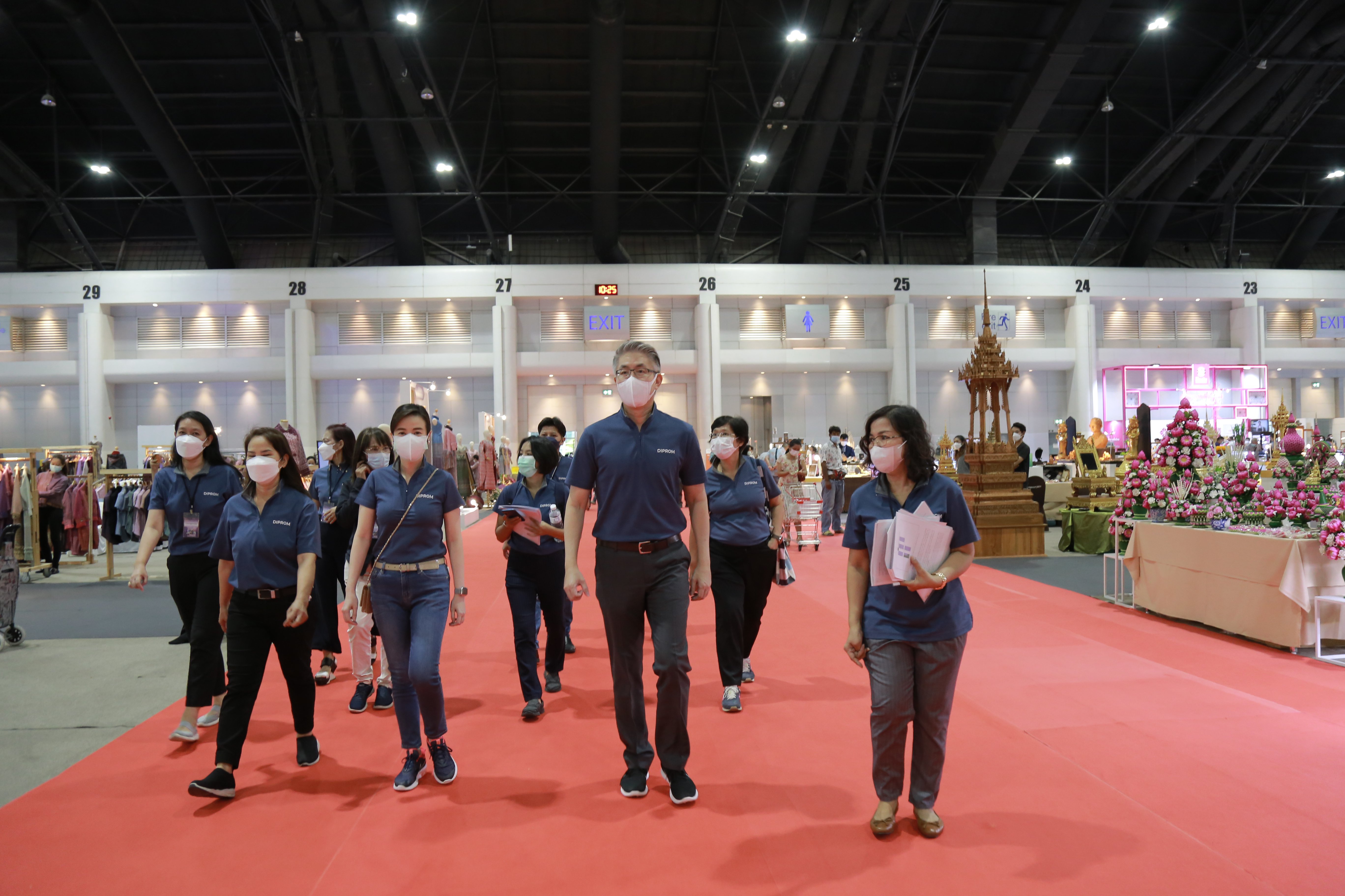 "อธิบดีณัฐพล” สั่งการ ดีพร้อม ชง “ชุมชน DIPROM” โชว์ฝีมือในงาน OTOP Midyear 2022 เต็มที่ในพิธีเปิดพรุ่งนี้ ผนึกกำลัง คนชุมชนดีพร้อม 52 ราย เข้าทดสอบตลาดอิมแพค เมืองทองธานี หวังสร้างรายได้ กระตุ้นเศรษฐกิจชุมชนฐานราก