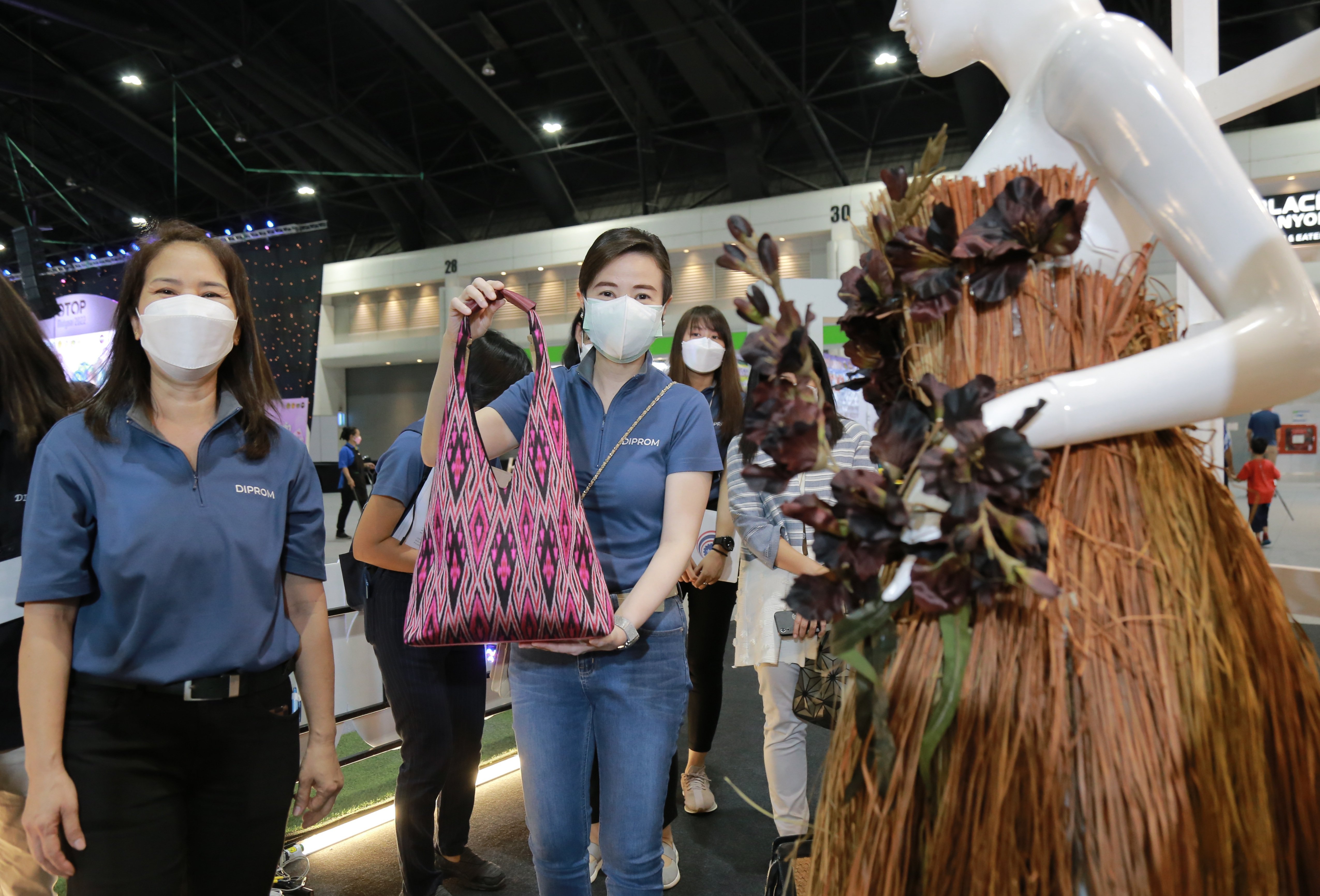 "อธิบดีณัฐพล” สั่งการ ดีพร้อม ชง “ชุมชน DIPROM” โชว์ฝีมือในงาน OTOP Midyear 2022 เต็มที่ในพิธีเปิดพรุ่งนี้ ผนึกกำลัง คนชุมชนดีพร้อม 52 ราย เข้าทดสอบตลาดอิมแพค เมืองทองธานี หวังสร้างรายได้ กระตุ้นเศรษฐกิจชุมชนฐานราก