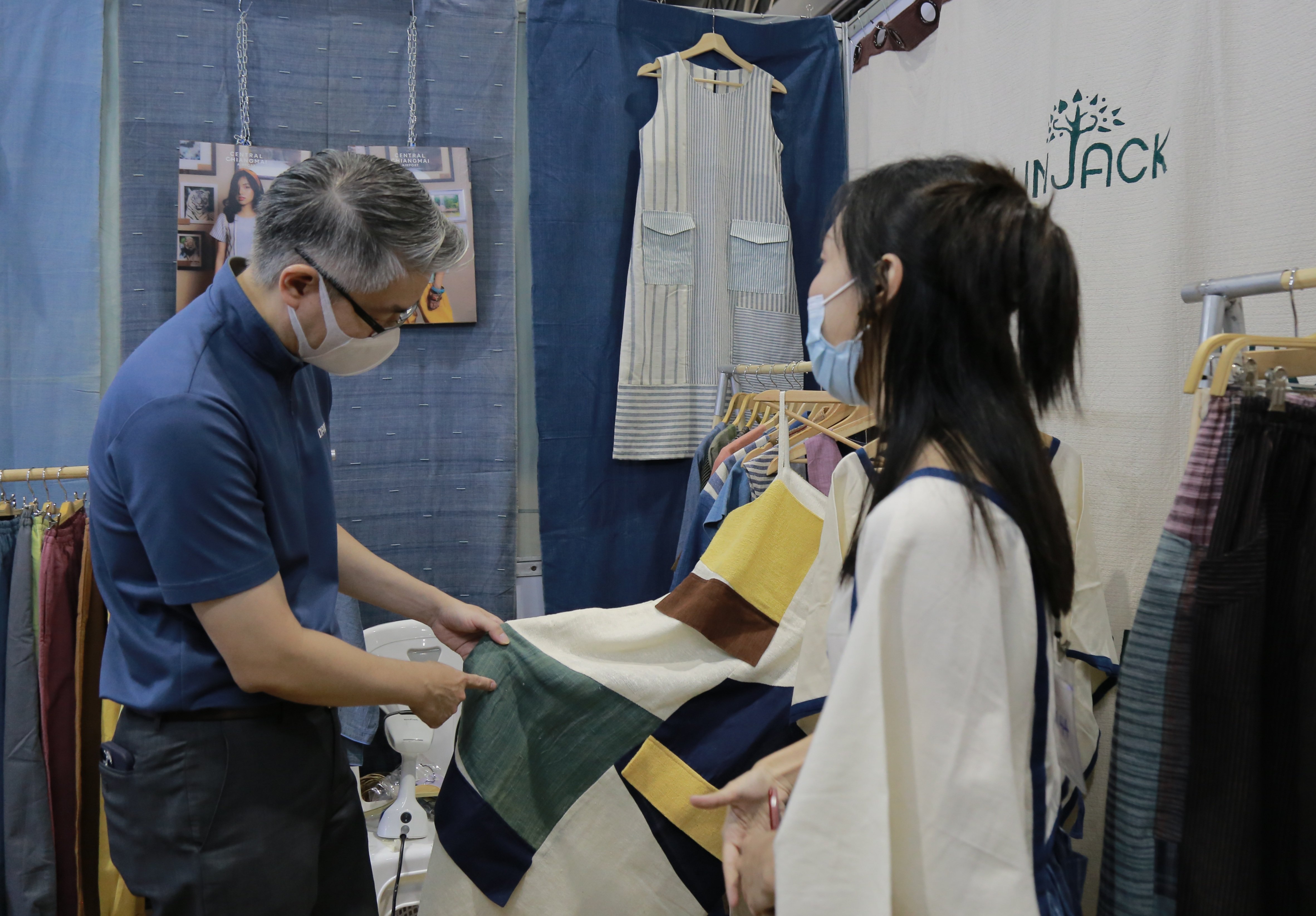 "อธิบดีณัฐพล” สั่งการ ดีพร้อม ชง “ชุมชน DIPROM” โชว์ฝีมือในงาน OTOP Midyear 2022 เต็มที่ในพิธีเปิดพรุ่งนี้ ผนึกกำลัง คนชุมชนดีพร้อม 52 ราย เข้าทดสอบตลาดอิมแพค เมืองทองธานี หวังสร้างรายได้ กระตุ้นเศรษฐกิจชุมชนฐานราก