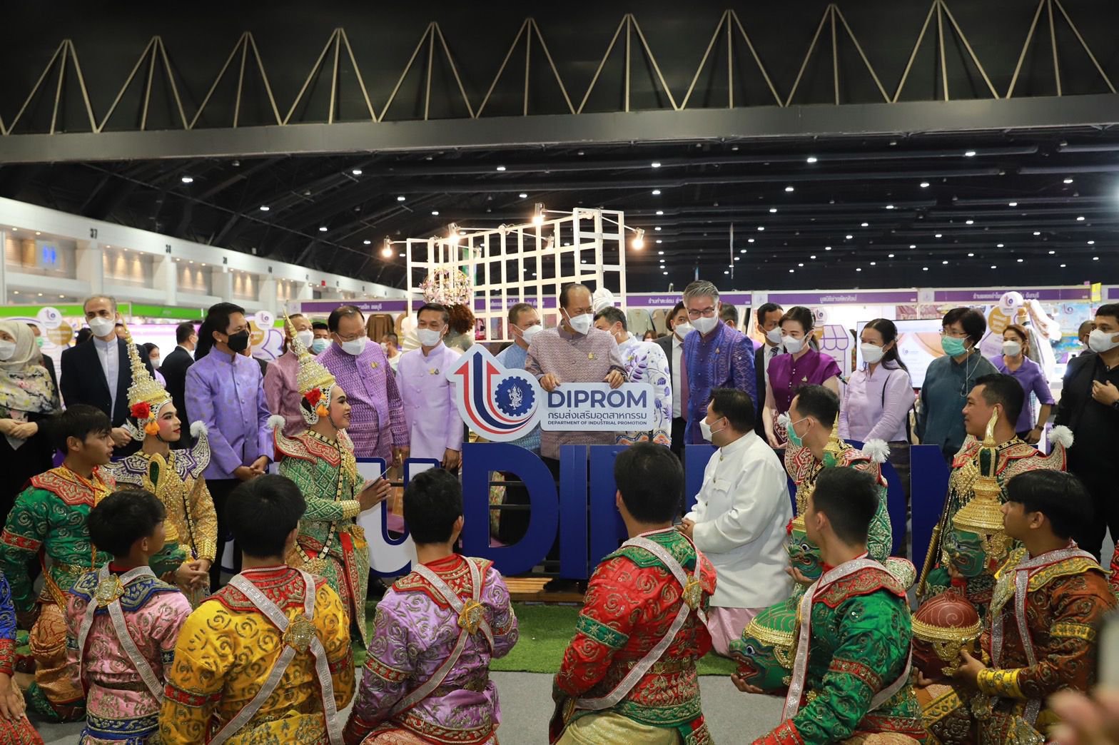 มท.1 เปิดบูธแรก “ชุมชน DIPROM “ พันธมิตรจัดงาน OTOP MIDYEAR 2022 ชมอธิบดีณัฐพล เปลี่ยนวิถีใหม่ ปรุง 7 วิธี ปั้นชุมชนดีพร้อม ร่วมซักซ้อมฝึกอาชีพระยะสั้น คัดสรรสุดยอดผลิตภัณฑ์ชุมชน เร่งเครื่องยนต์ฐานราก กระตุ้นตลาดกลางปี