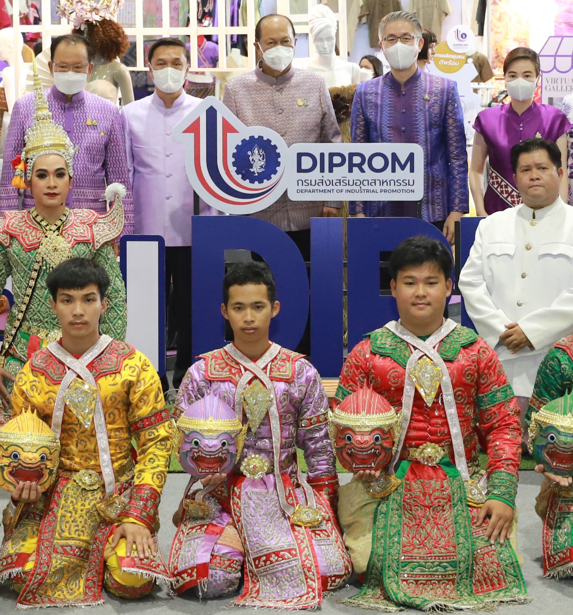 มท.1 เปิดบูธแรก “ชุมชน DIPROM “ พันธมิตรจัดงาน OTOP MIDYEAR 2022 ชมอธิบดีณัฐพล เปลี่ยนวิถีใหม่ ปรุง 7 วิธี ปั้นชุมชนดีพร้อม ร่วมซักซ้อมฝึกอาชีพระยะสั้น คัดสรรสุดยอดผลิตภัณฑ์ชุมชน เร่งเครื่องยนต์ฐานราก กระตุ้นตลาดกลางปี