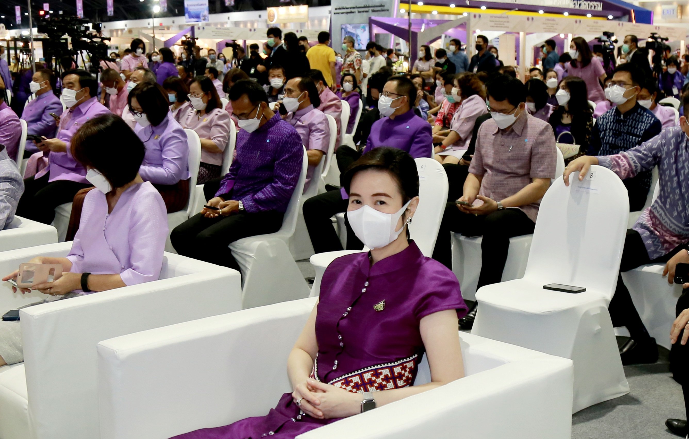 มท.1 เปิดบูธแรก “ชุมชน DIPROM “ พันธมิตรจัดงาน OTOP MIDYEAR 2022 ชมอธิบดีณัฐพล เปลี่ยนวิถีใหม่ ปรุง 7 วิธี ปั้นชุมชนดีพร้อม ร่วมซักซ้อมฝึกอาชีพระยะสั้น คัดสรรสุดยอดผลิตภัณฑ์ชุมชน เร่งเครื่องยนต์ฐานราก กระตุ้นตลาดกลางปี
