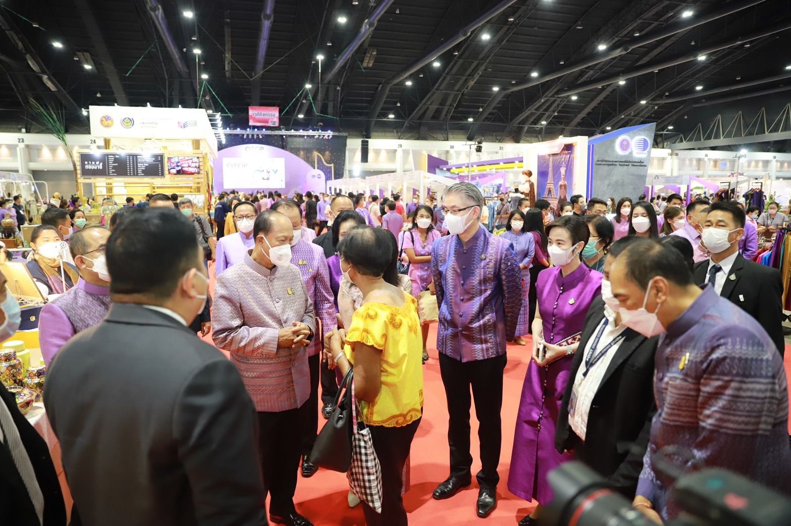 มท.1 เปิดบูธแรก “ชุมชน DIPROM “ พันธมิตรจัดงาน OTOP MIDYEAR 2022 ชมอธิบดีณัฐพล เปลี่ยนวิถีใหม่ ปรุง 7 วิธี ปั้นชุมชนดีพร้อม ร่วมซักซ้อมฝึกอาชีพระยะสั้น คัดสรรสุดยอดผลิตภัณฑ์ชุมชน เร่งเครื่องยนต์ฐานราก กระตุ้นตลาดกลางปี