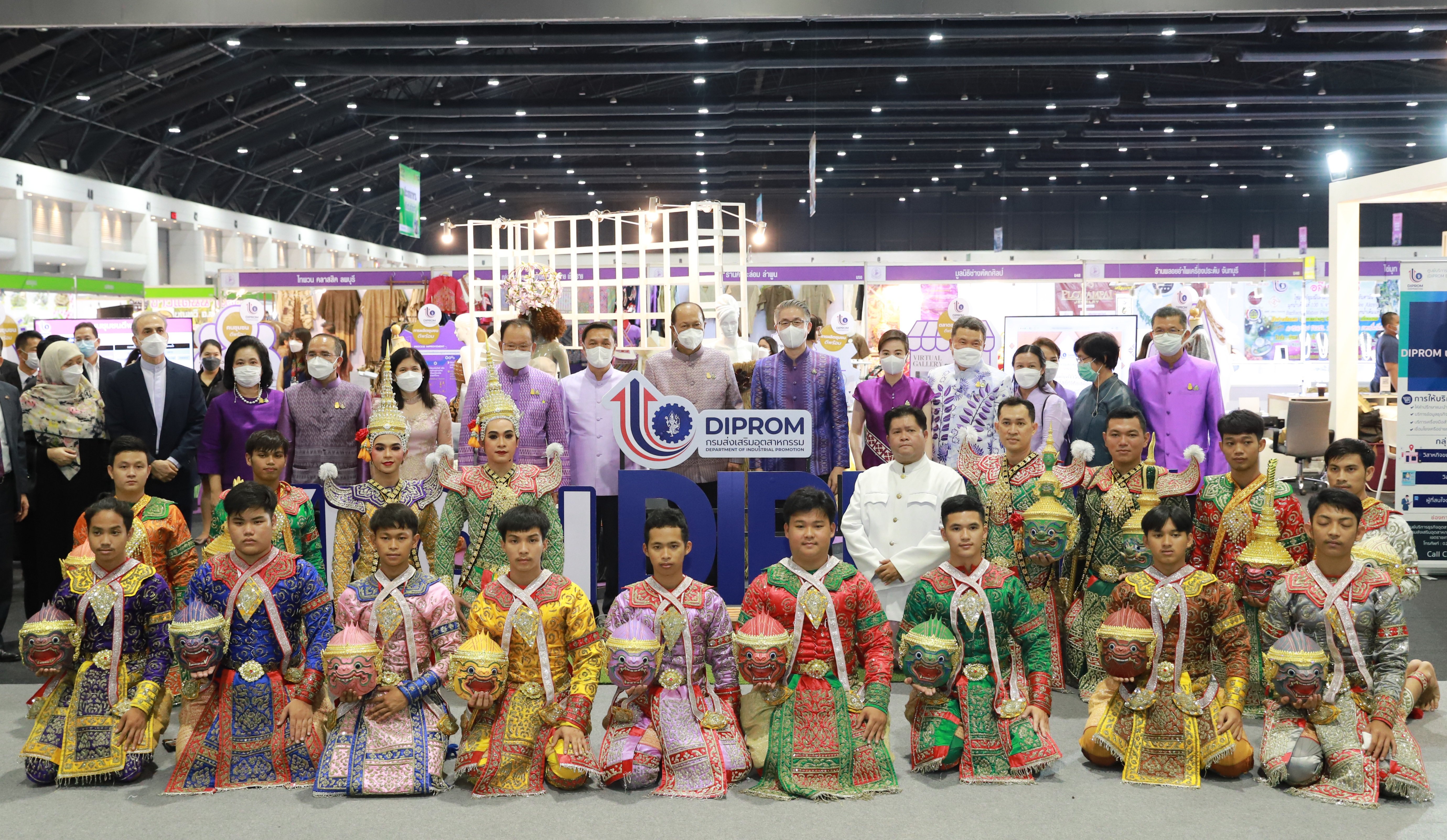 มท.1 เปิดบูธแรก “ชุมชน DIPROM “ พันธมิตรจัดงาน OTOP MIDYEAR 2022 ชมอธิบดีณัฐพล เปลี่ยนวิถีใหม่ ปรุง 7 วิธี ปั้นชุมชนดีพร้อม ร่วมซักซ้อมฝึกอาชีพระยะสั้น คัดสรรสุดยอดผลิตภัณฑ์ชุมชน เร่งเครื่องยนต์ฐานราก กระตุ้นตลาดกลางปี