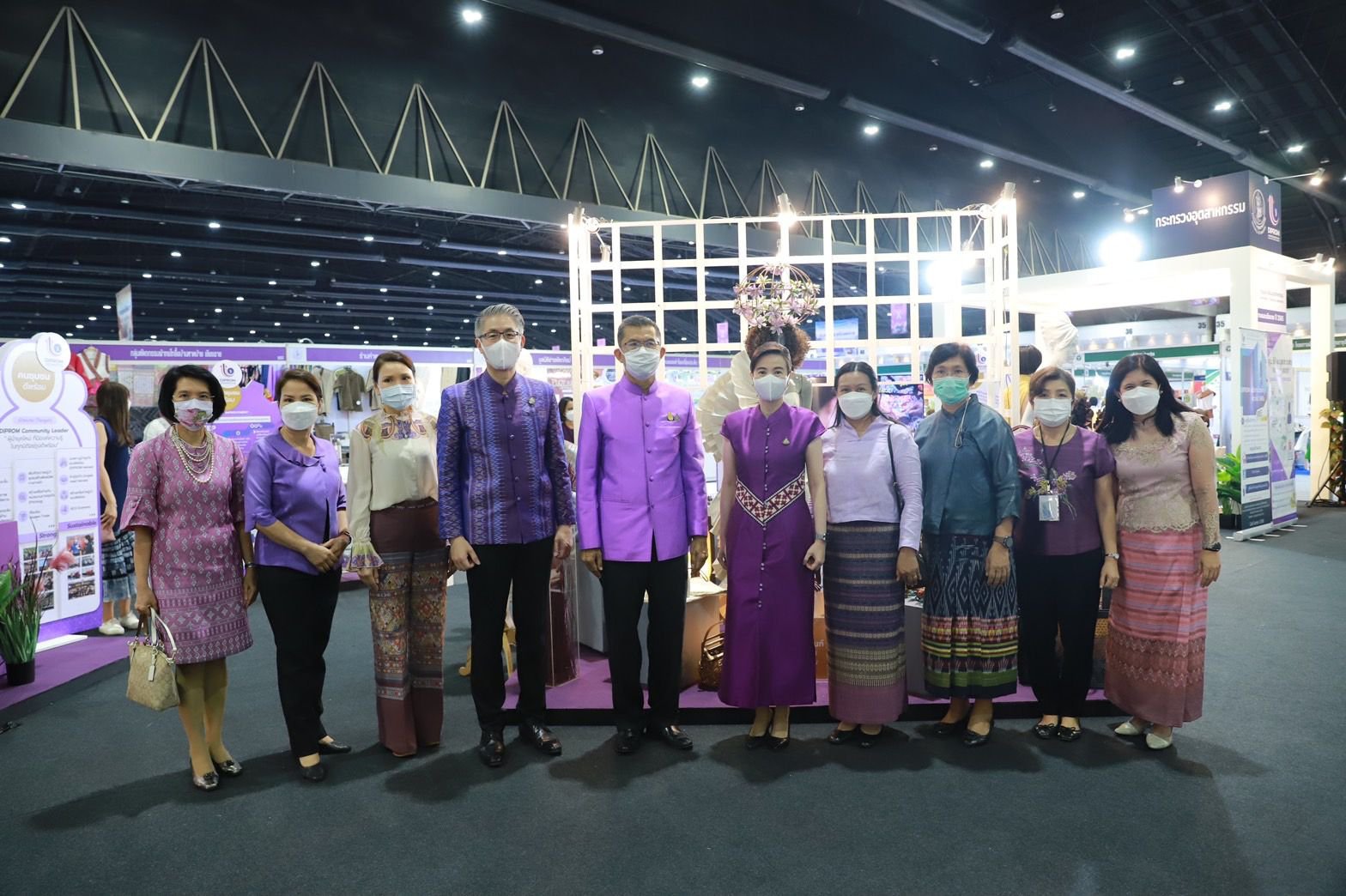มท.1 เปิดบูธแรก “ชุมชน DIPROM “ พันธมิตรจัดงาน OTOP MIDYEAR 2022 ชมอธิบดีณัฐพล เปลี่ยนวิถีใหม่ ปรุง 7 วิธี ปั้นชุมชนดีพร้อม ร่วมซักซ้อมฝึกอาชีพระยะสั้น คัดสรรสุดยอดผลิตภัณฑ์ชุมชน เร่งเครื่องยนต์ฐานราก กระตุ้นตลาดกลางปี