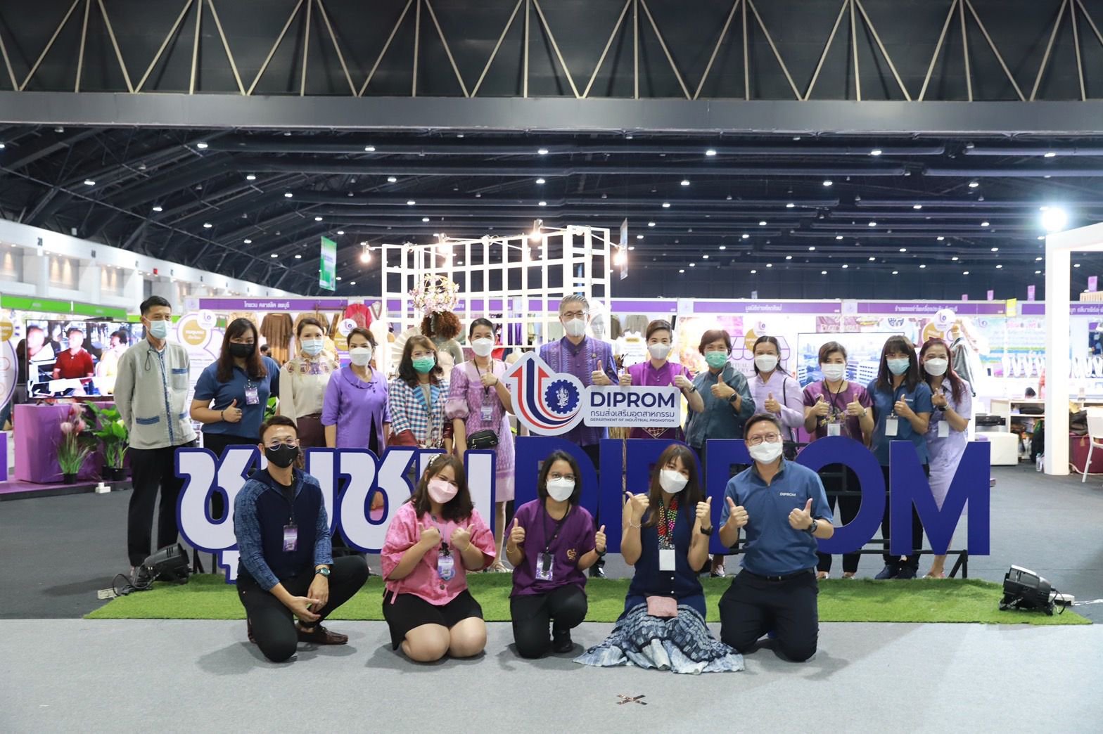 มท.1 เปิดบูธแรก “ชุมชน DIPROM “ พันธมิตรจัดงาน OTOP MIDYEAR 2022 ชมอธิบดีณัฐพล เปลี่ยนวิถีใหม่ ปรุง 7 วิธี ปั้นชุมชนดีพร้อม ร่วมซักซ้อมฝึกอาชีพระยะสั้น คัดสรรสุดยอดผลิตภัณฑ์ชุมชน เร่งเครื่องยนต์ฐานราก กระตุ้นตลาดกลางปี