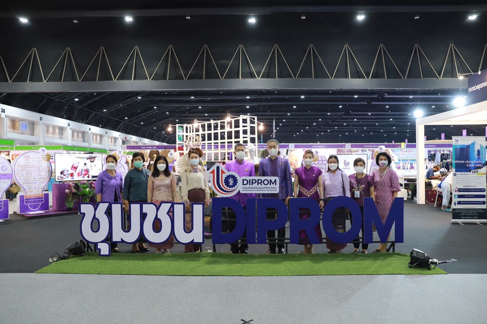 มท.1 เปิดบูธแรก “ชุมชน DIPROM “ พันธมิตรจัดงาน OTOP MIDYEAR 2022 ชมอธิบดีณัฐพล เปลี่ยนวิถีใหม่ ปรุง 7 วิธี ปั้นชุมชนดีพร้อม ร่วมซักซ้อมฝึกอาชีพระยะสั้น คัดสรรสุดยอดผลิตภัณฑ์ชุมชน เร่งเครื่องยนต์ฐานราก กระตุ้นตลาดกลางปี