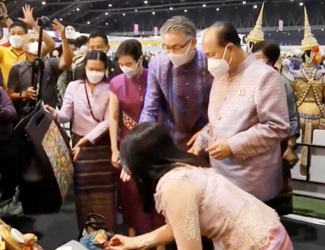 มท.1 เปิดบูธแรก “ชุมชน DIPROM “ พันธมิตรจัดงาน OTOP MIDYEAR 2022 ชมอธิบดีณัฐพล เปลี่ยนวิถีใหม่ ปรุง 7 วิธี ปั้นชุมชนดีพร้อม ร่วมซักซ้อมฝึกอาชีพระยะสั้น คัดสรรสุดยอดผลิตภัณฑ์ชุมชน เร่งเครื่องยนต์ฐานราก กระตุ้นตลาดกลางปี