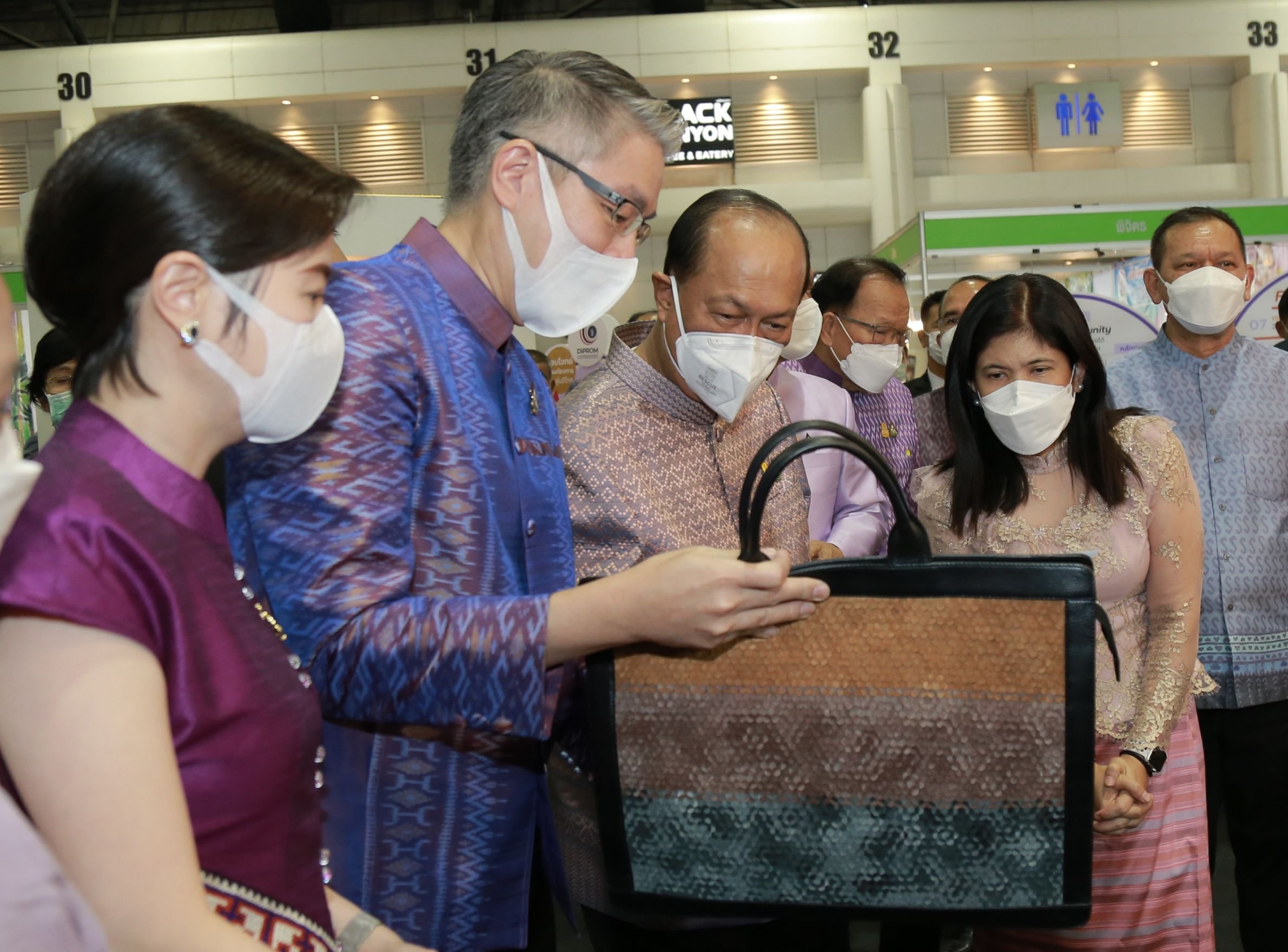 มท.1 เปิดบูธแรก “ชุมชน DIPROM “ พันธมิตรจัดงาน OTOP MIDYEAR 2022 ชมอธิบดีณัฐพล เปลี่ยนวิถีใหม่ ปรุง 7 วิธี ปั้นชุมชนดีพร้อม ร่วมซักซ้อมฝึกอาชีพระยะสั้น คัดสรรสุดยอดผลิตภัณฑ์ชุมชน เร่งเครื่องยนต์ฐานราก กระตุ้นตลาดกลางปี