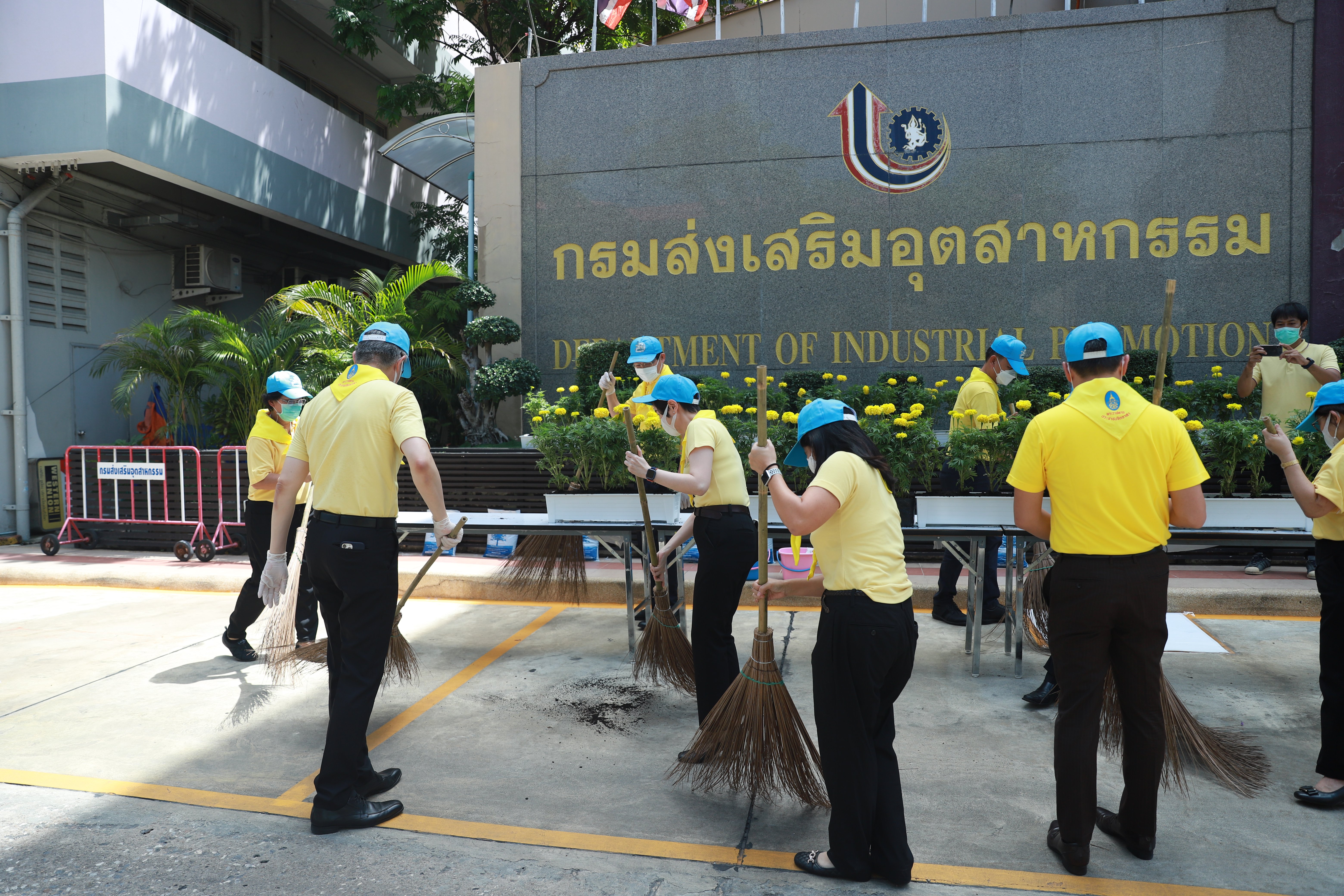 “อธิบดีณัฐพล” นำทีมดีพร้อมทั่วประเทศ! ทำกิจกรรมจิตอาสาทำความดีเพื่อสังคม ถวายเป็นพระราชกุศล เนื่องในโอกาสวันเฉลิมพระชนมพรรษา พระบาทสมเด็จพระเจ้าอยู่หัวฯ 