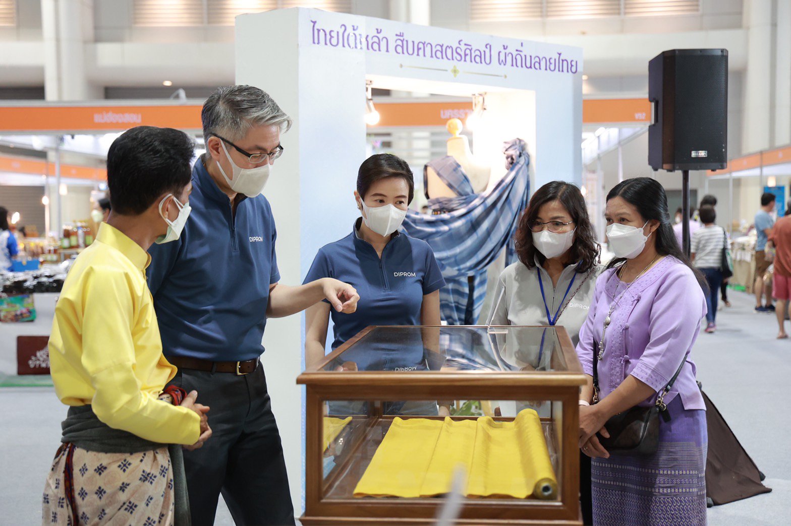 “อธิบดีณัฐพล” เชิญชวนเยี่ยมชมบูธดีพร้อม เริ่มแล้วงานศิลปาชีพ ประทีปไทย OTOP ก้าวไกลด้วยพระบารมี ต่อยอดอัตลักษณ์ผ้าถิ่นลายไทย พร้อมดึงผู้ประกอบการชุมชนดีพร้อม 40 ราย เข้าทดสอบตลาด หวังสร้างรายได้ให้ชุมชน