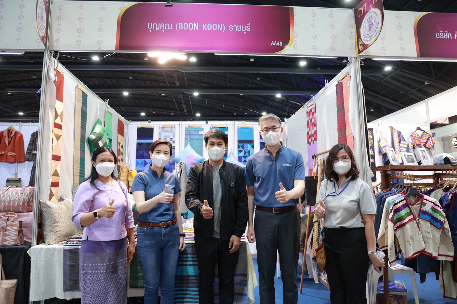 “อธิบดีณัฐพล” เชิญชวนเยี่ยมชมบูธดีพร้อม เริ่มแล้วงานศิลปาชีพ ประทีปไทย OTOP ก้าวไกลด้วยพระบารมี ต่อยอดอัตลักษณ์ผ้าถิ่นลายไทย พร้อมดึงผู้ประกอบการชุมชนดีพร้อม 40 ราย เข้าทดสอบตลาด หวังสร้างรายได้ให้ชุมชน
