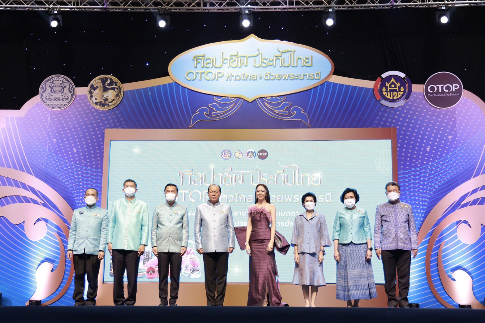 มท.1 เปิดบูธแรก “DIPROM“ พันธมิตรจัดงานศิลปาชีพ ประทีปไทย OTOP ก้าวไกลด้วยพระบารมี ชมอธิบดีณัฐพล นำทัพชุมชนดีพร้อม 40 ราย ต่อยอดอัตลักษณ์ผ้าถิ่นลายไทย พร้อมทดสอบตลาดสร้างรายได้ให้ชุมชน