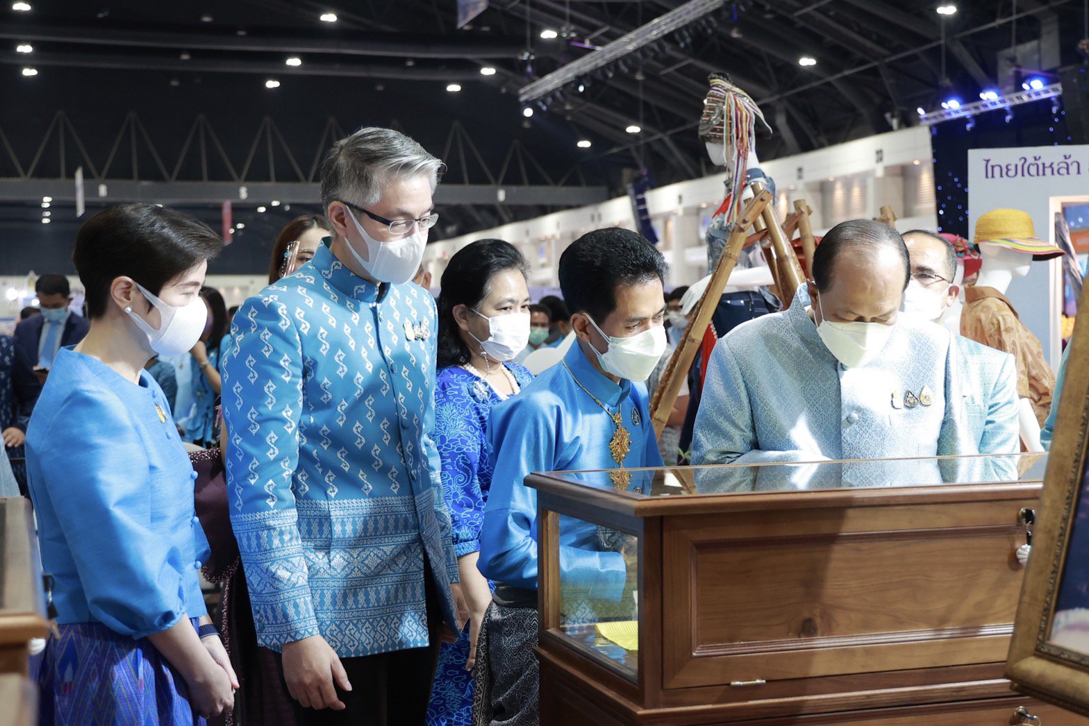 มท.1 เปิดบูธแรก “DIPROM“ พันธมิตรจัดงานศิลปาชีพ ประทีปไทย OTOP ก้าวไกลด้วยพระบารมี ชมอธิบดีณัฐพล นำทัพชุมชนดีพร้อม 40 ราย ต่อยอดอัตลักษณ์ผ้าถิ่นลายไทย พร้อมทดสอบตลาดสร้างรายได้ให้ชุมชน