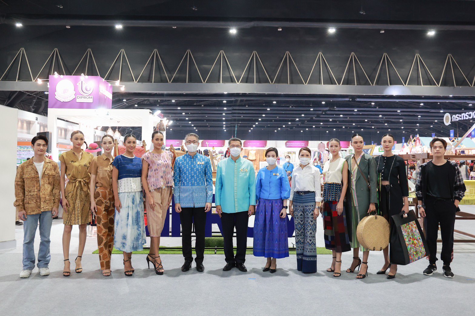 มท.1 เปิดบูธแรก “DIPROM“ พันธมิตรจัดงานศิลปาชีพ ประทีปไทย OTOP ก้าวไกลด้วยพระบารมี ชมอธิบดีณัฐพล นำทัพชุมชนดีพร้อม 40 ราย ต่อยอดอัตลักษณ์ผ้าถิ่นลายไทย พร้อมทดสอบตลาดสร้างรายได้ให้ชุมชน