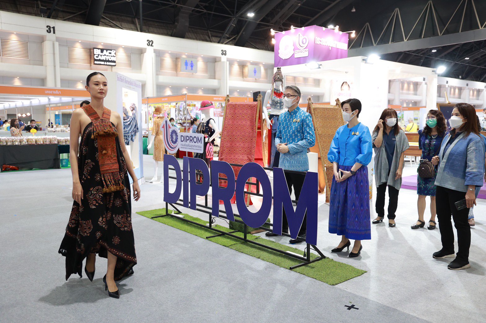 มท.1 เปิดบูธแรก “DIPROM“ พันธมิตรจัดงานศิลปาชีพ ประทีปไทย OTOP ก้าวไกลด้วยพระบารมี ชมอธิบดีณัฐพล นำทัพชุมชนดีพร้อม 40 ราย ต่อยอดอัตลักษณ์ผ้าถิ่นลายไทย พร้อมทดสอบตลาดสร้างรายได้ให้ชุมชน