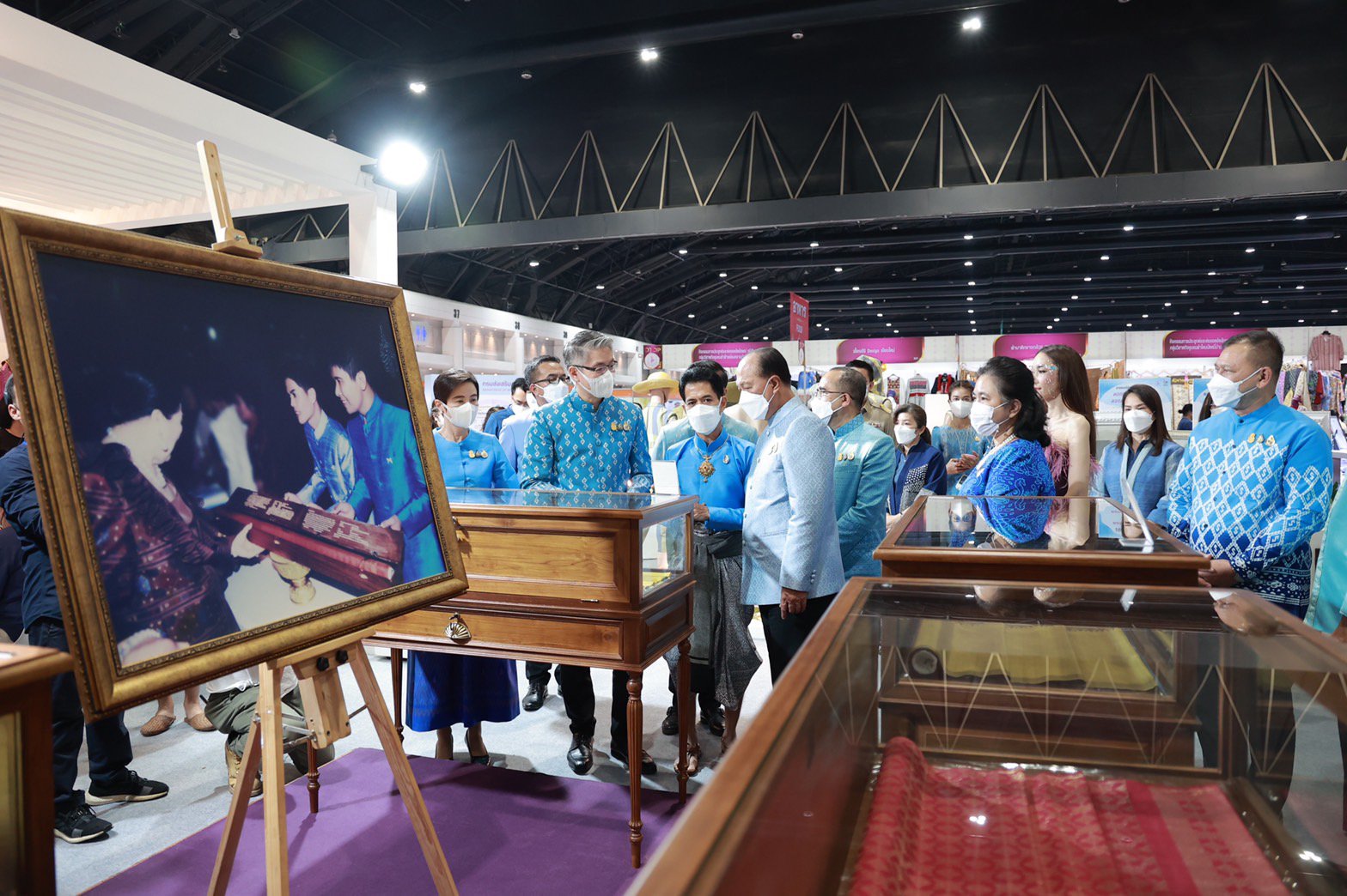 มท.1 เปิดบูธแรก “DIPROM“ พันธมิตรจัดงานศิลปาชีพ ประทีปไทย OTOP ก้าวไกลด้วยพระบารมี ชมอธิบดีณัฐพล นำทัพชุมชนดีพร้อม 40 ราย ต่อยอดอัตลักษณ์ผ้าถิ่นลายไทย พร้อมทดสอบตลาดสร้างรายได้ให้ชุมชน