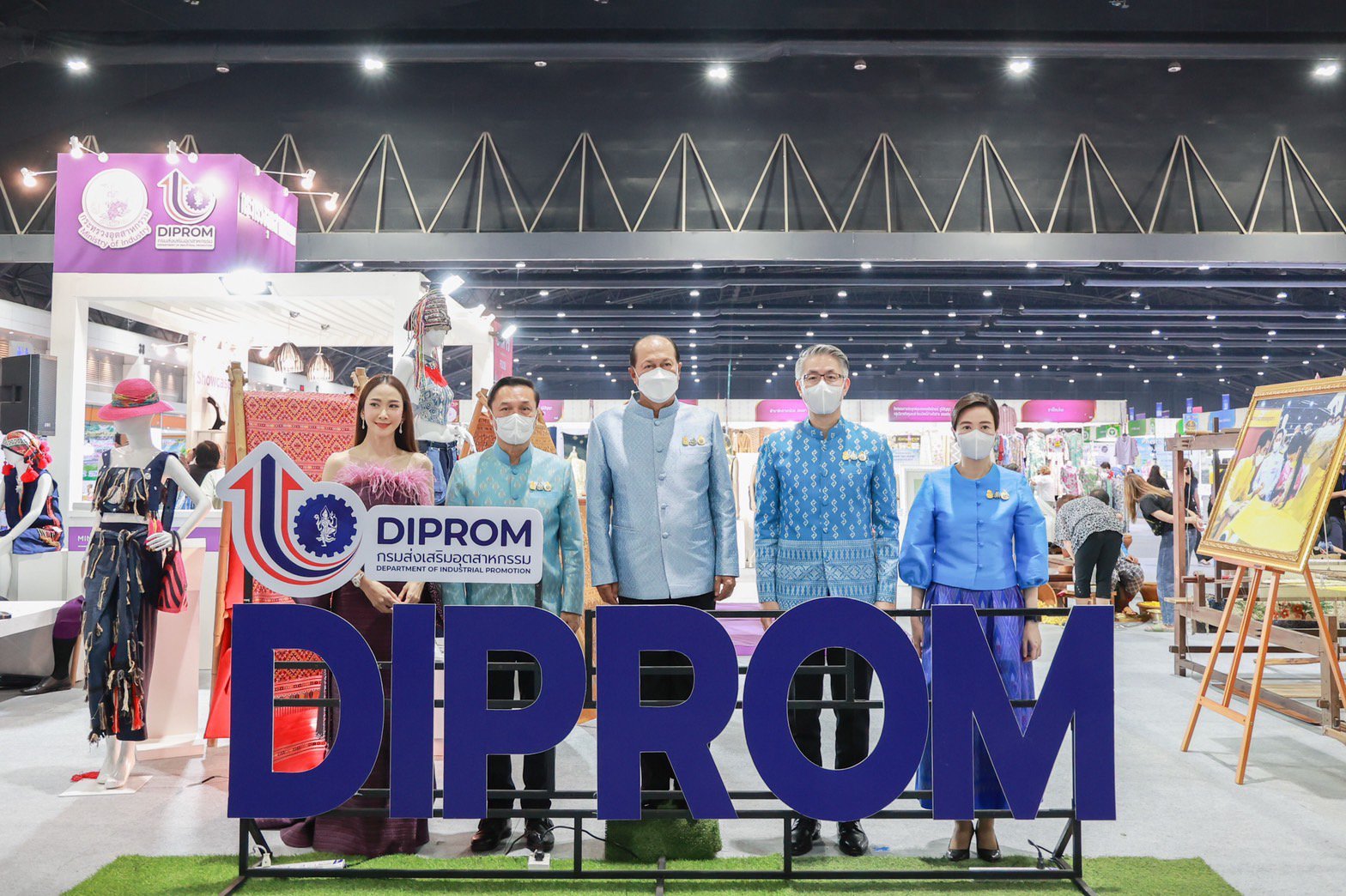 มท.1 เปิดบูธแรก “DIPROM“ พันธมิตรจัดงานศิลปาชีพ ประทีปไทย OTOP ก้าวไกลด้วยพระบารมี ชมอธิบดีณัฐพล นำทัพชุมชนดีพร้อม 40 ราย ต่อยอดอัตลักษณ์ผ้าถิ่นลายไทย พร้อมทดสอบตลาดสร้างรายได้ให้ชุมชน