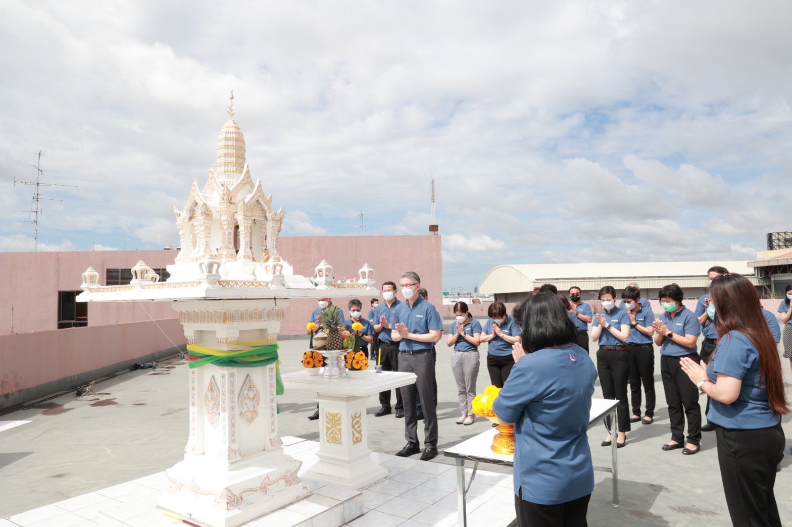 "อธิบดีณัฐพล" นำทีมชาวดีพร้อม ร่วมบวงสรวงสิ่งศักดิ์สิทธิ์ เตรียมสตาร์ท "โครงการพัฒนาอาชีพเสริม เพิ่มรายได้ให้ชุมชนดีพร้อม"