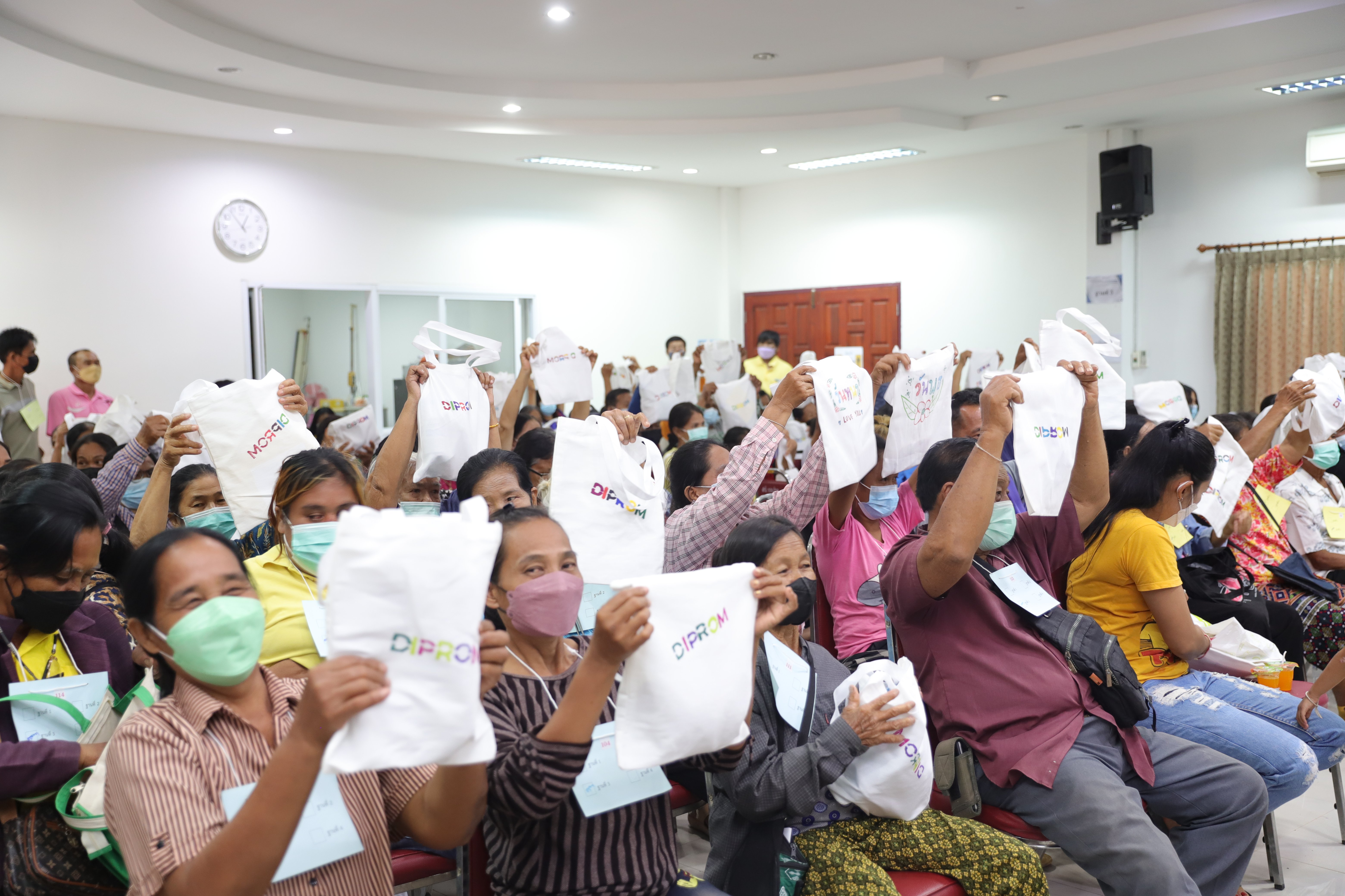 “ดีพร้อม” ลงพื้นที่ช่วยประชาชน เสริมทักษะ สร้างอาชีพดีพร้อม 82 จุดทั่วประเทศ 