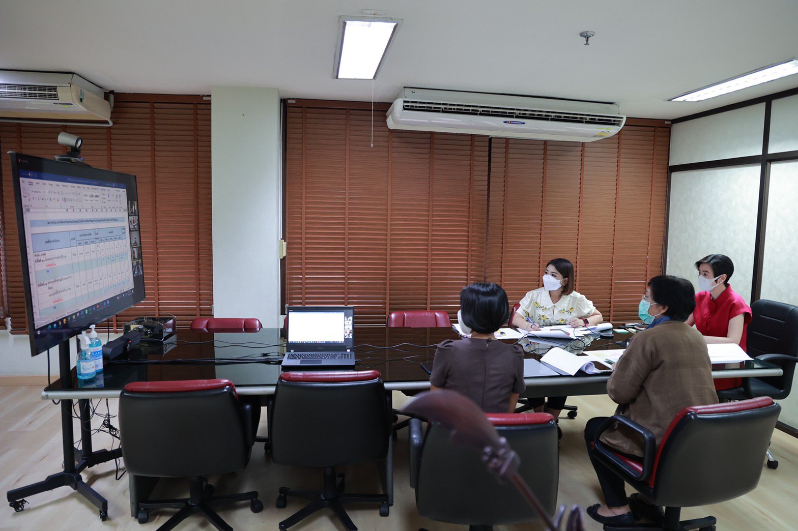 "รสอ.ณัฏฐิญา" นำทีมดีพร้อม ประชุมคณะอนุกรรมการพิจารณาร่างตัวชี้วัดการประเมินผลการดำเนินงานเงินทุนหมุนเวียนเพื่อการส่งเสริมอาชีพอุตสาหกรรมในครอบครัวและหัตถกรรมไทย