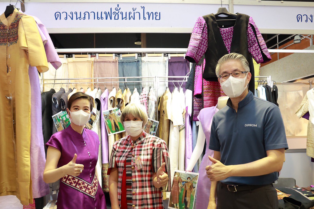 “อธิบดีณัฐพล” เปิดงาน พร้อมเปย์ ที่ DIPROM FAIR หวังช่วย ผปก. เพิ่มช่องทางการตลาด คาดเงินสะพัดภายในงานกว่า 1 ลบ.  กรุงเทพฯ 7 กันยายน 2565 - ดร.ณัฐพล รังสิตพล อธิบดีกรมส่งเสริมอุตสาหกรรม ให้เกียรติเป็นประธานเปิดกิจกรรมส่งเสริมการตลาด (Market Place) “พร้อมเ