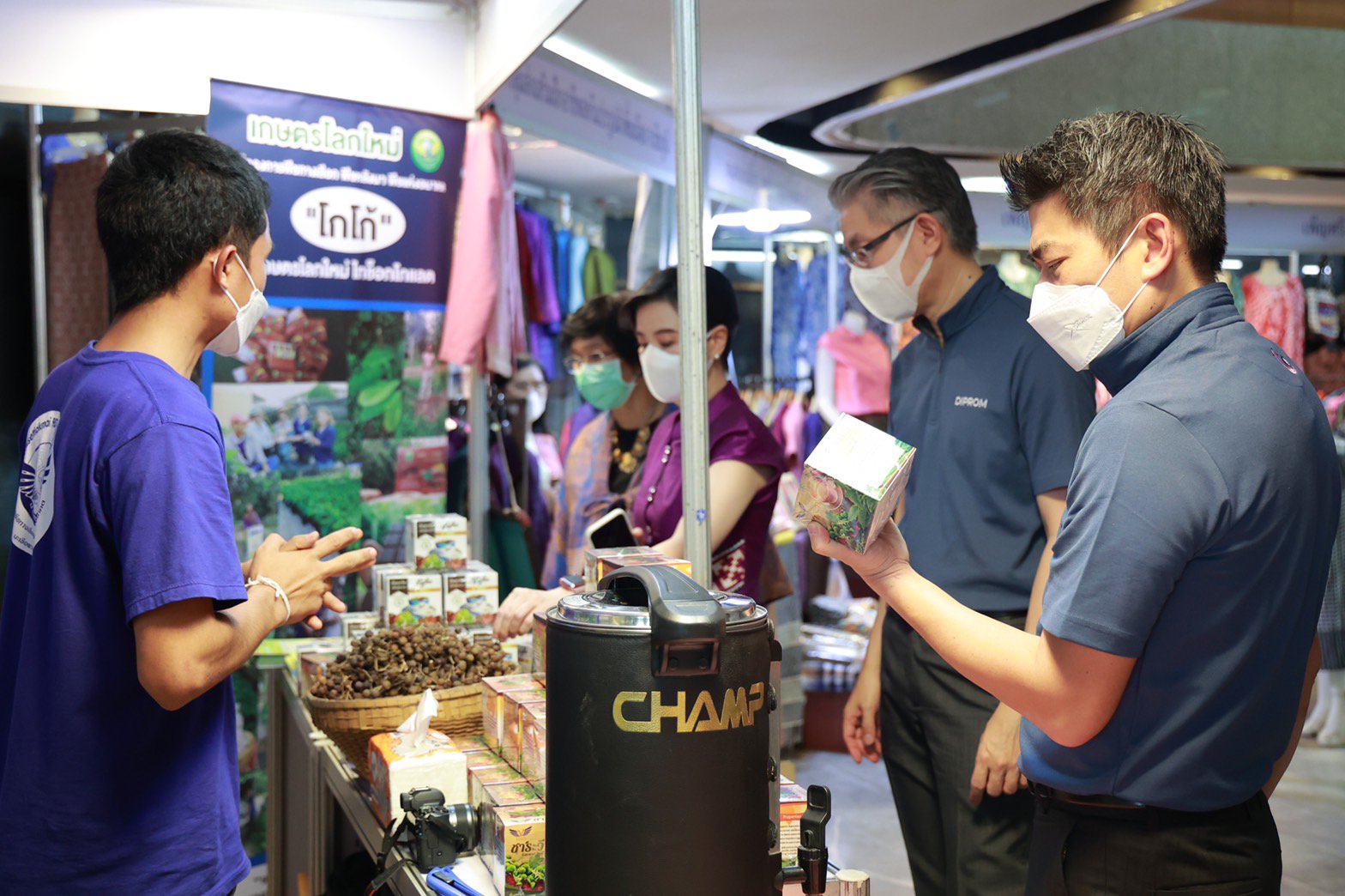 “อธิบดีณัฐพล” เปิดงาน พร้อมเปย์ ที่ DIPROM FAIR หวังช่วย ผปก. เพิ่มช่องทางการตลาด คาดเงินสะพัดภายในงานกว่า 1 ลบ.  กรุงเทพฯ 7 กันยายน 2565 - ดร.ณัฐพล รังสิตพล อธิบดีกรมส่งเสริมอุตสาหกรรม ให้เกียรติเป็นประธานเปิดกิจกรรมส่งเสริมการตลาด (Market Place) “พร้อมเ