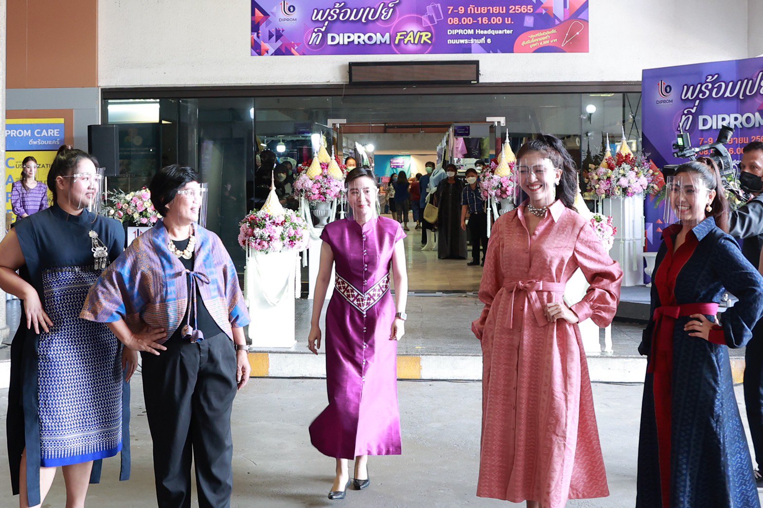 “อธิบดีณัฐพล” เปิดงาน พร้อมเปย์ ที่ DIPROM FAIR หวังช่วย ผปก. เพิ่มช่องทางการตลาด คาดเงินสะพัดภายในงานกว่า 1 ลบ.  กรุงเทพฯ 7 กันยายน 2565 - ดร.ณัฐพล รังสิตพล อธิบดีกรมส่งเสริมอุตสาหกรรม ให้เกียรติเป็นประธานเปิดกิจกรรมส่งเสริมการตลาด (Market Place) “พร้อมเ