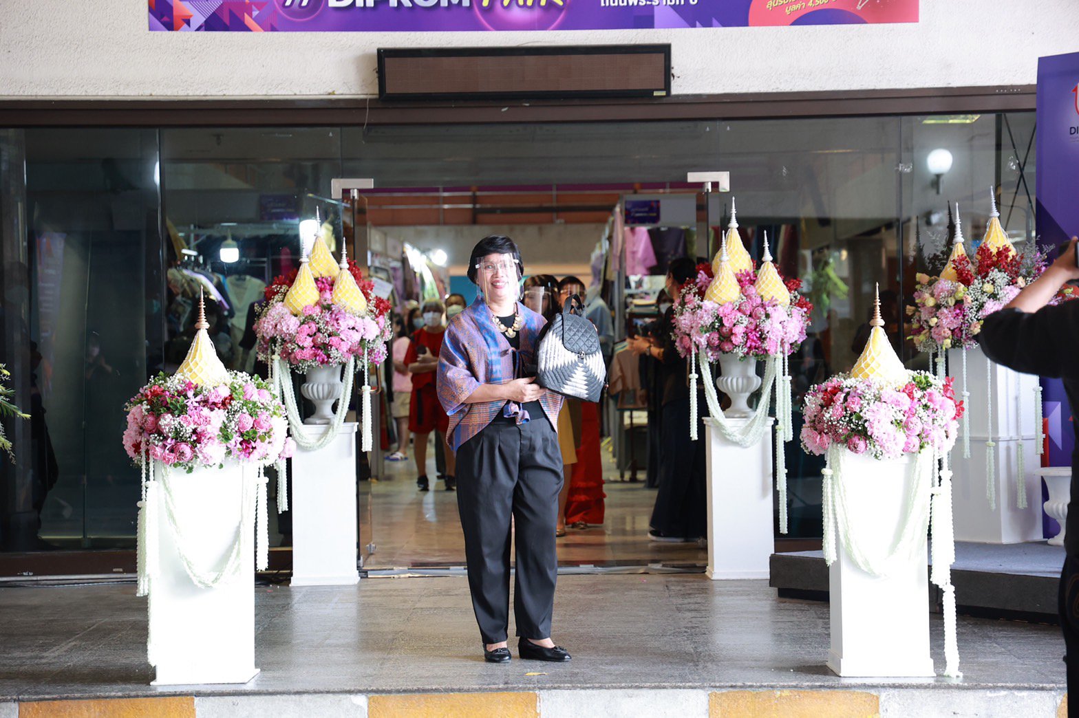 “อธิบดีณัฐพล” เปิดงาน พร้อมเปย์ ที่ DIPROM FAIR หวังช่วย ผปก. เพิ่มช่องทางการตลาด คาดเงินสะพัดภายในงานกว่า 1 ลบ.  กรุงเทพฯ 7 กันยายน 2565 - ดร.ณัฐพล รังสิตพล อธิบดีกรมส่งเสริมอุตสาหกรรม ให้เกียรติเป็นประธานเปิดกิจกรรมส่งเสริมการตลาด (Market Place) “พร้อมเ