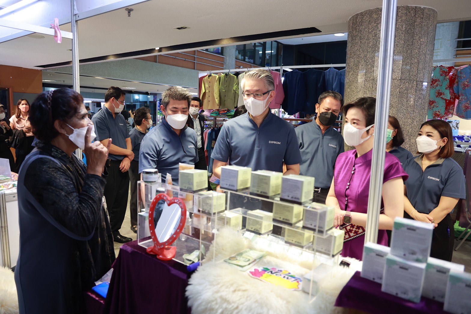 “อธิบดีณัฐพล” เปิดงาน พร้อมเปย์ ที่ DIPROM FAIR หวังช่วย ผปก. เพิ่มช่องทางการตลาด คาดเงินสะพัดภายในงานกว่า 1 ลบ.  กรุงเทพฯ 7 กันยายน 2565 - ดร.ณัฐพล รังสิตพล อธิบดีกรมส่งเสริมอุตสาหกรรม ให้เกียรติเป็นประธานเปิดกิจกรรมส่งเสริมการตลาด (Market Place) “พร้อมเ