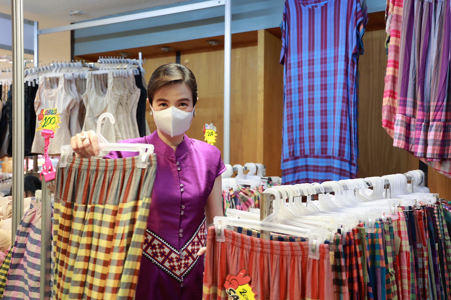 “อธิบดีณัฐพล” เปิดงาน พร้อมเปย์ ที่ DIPROM FAIR หวังช่วย ผปก. เพิ่มช่องทางการตลาด คาดเงินสะพัดภายในงานกว่า 1 ลบ.  กรุงเทพฯ 7 กันยายน 2565 - ดร.ณัฐพล รังสิตพล อธิบดีกรมส่งเสริมอุตสาหกรรม ให้เกียรติเป็นประธานเปิดกิจกรรมส่งเสริมการตลาด (Market Place) “พร้อมเ