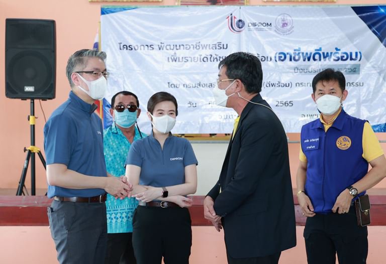 “อธิบดีณัฐพล” คึกลงพื้นที่ บุกตำบลบางจาน เมืองเพชรบุรี สร้าง "อาชีพดีพร้อม" เพิ่มรายได้ให้ประชาชน