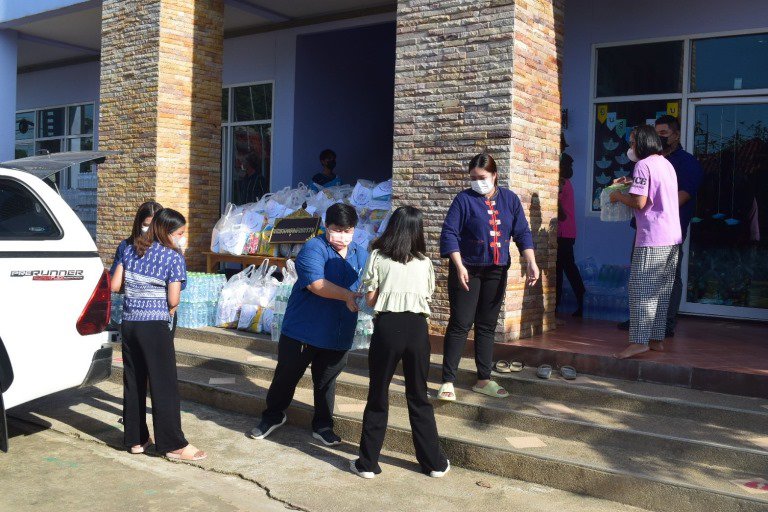 "ดีพร้อม" จับมือ สอจ.ชัยนาท มอบของยังชีพน้ำท่วมแก่ชาวชุมชนสรรพยา จังหวัดชัยนาท