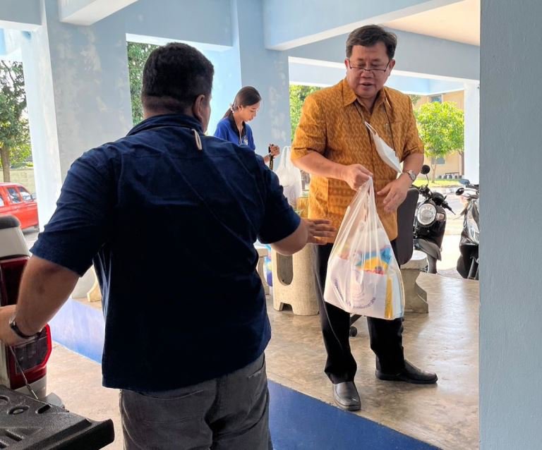 "ดีพร้อม" จับมือ สอจ.ชัยนาท มอบของยังชีพน้ำท่วมแก่ชาวชุมชนสรรพยา จังหวัดชัยนาท