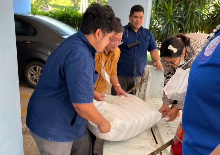 "ดีพร้อม" จับมือ สอจ.ชัยนาท มอบของยังชีพน้ำท่วมแก่ชาวชุมชนสรรพยา จังหวัดชัยนาท