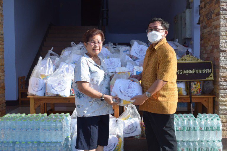 "ดีพร้อม" จับมือ สอจ.ชัยนาท มอบของยังชีพน้ำท่วมแก่ชาวชุมชนสรรพยา จังหวัดชัยนาท