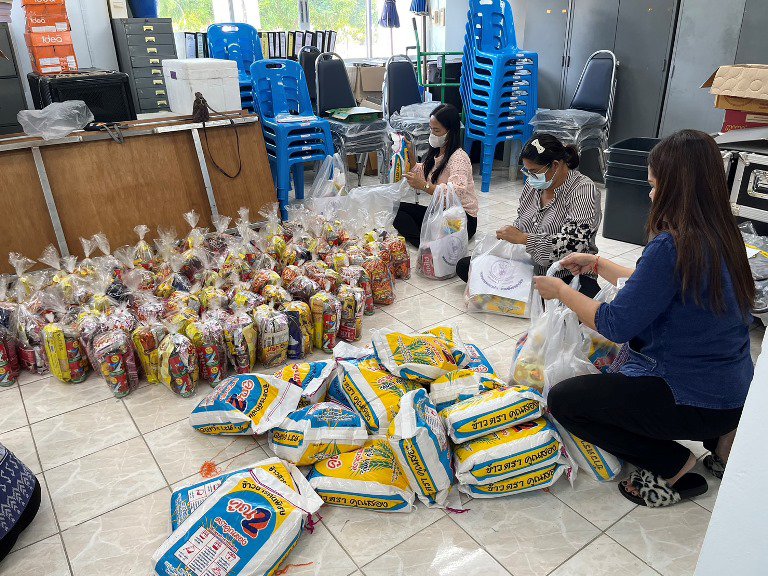 "ดีพร้อม" จับมือ สอจ.ชัยนาท มอบของยังชีพน้ำท่วมแก่ชาวชุมชนสรรพยา จังหวัดชัยนาท