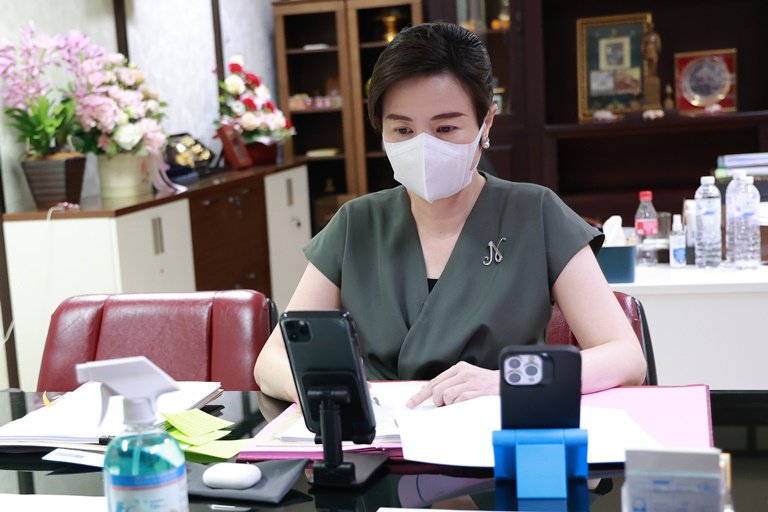 “อธิบดีใบน้อย” นั่งหัวโต๊ะ เคาะแนวคิดการจัดกิจกรรมร้านกระทรวงอุตสาหกรรมในงานกาชาด ปี 65 เน้นสวยงาม สนุกสนาน ตอบโจทย์ประชาชน