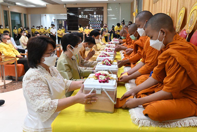 ก.อุตฯ จัดพิธีทำบุญตักบาตรถวายพระราชกุศล เพื่อน้อมรำลึกในพระมหากรุณาธิคุณ เนื่องในวันคล้ายวันสวรรคต พระบาทสมเด็จพระบรมชนกาธิเบศร มหาภูมิพลอดุลยเดชมหาราช บรมนาถบพิตร